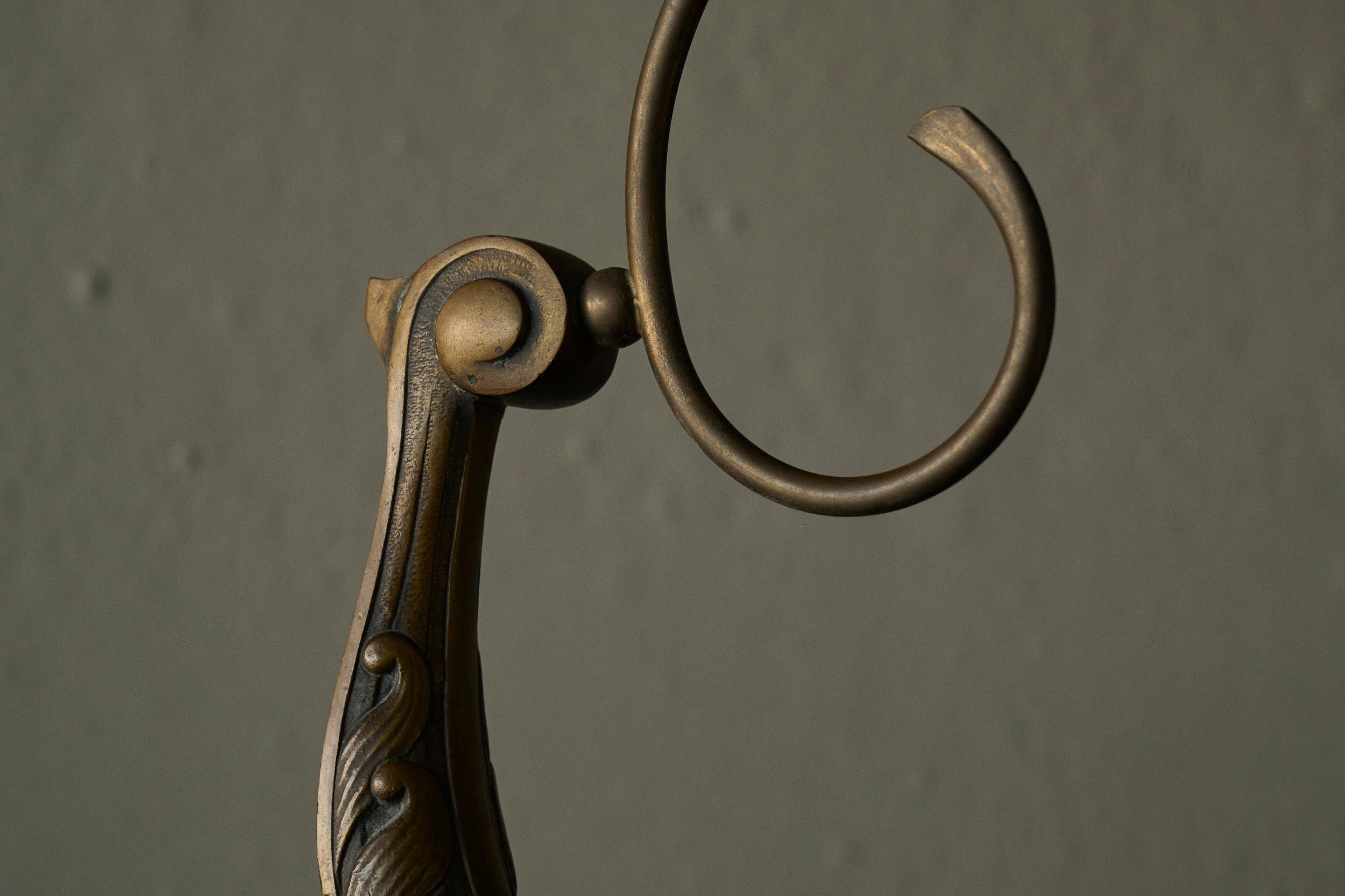 Sculptural table lamp in brass and opaline glass, early 20th century.
