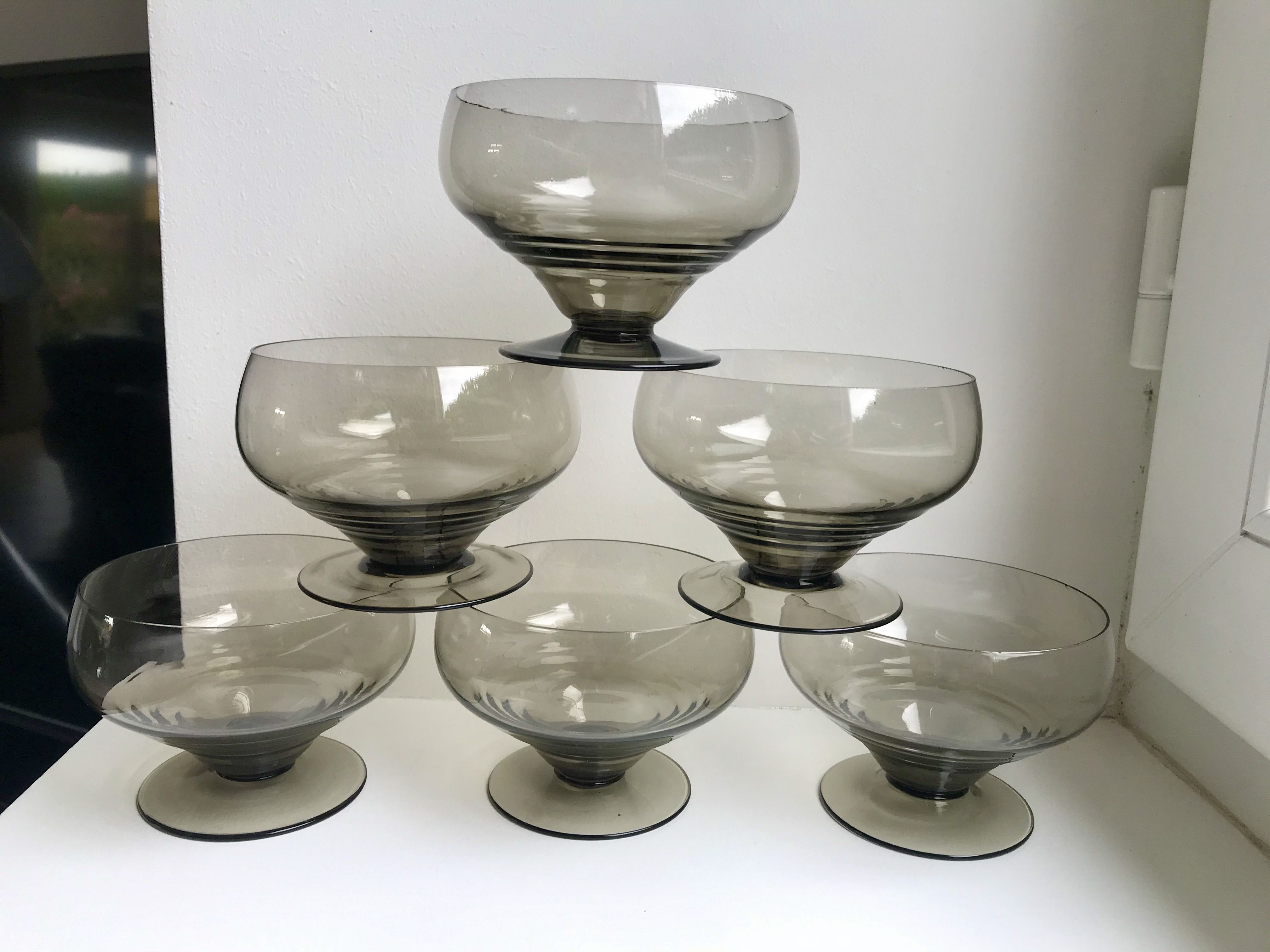 Set of 6 art deco design champagne glasses in smoked glass 30s-40s