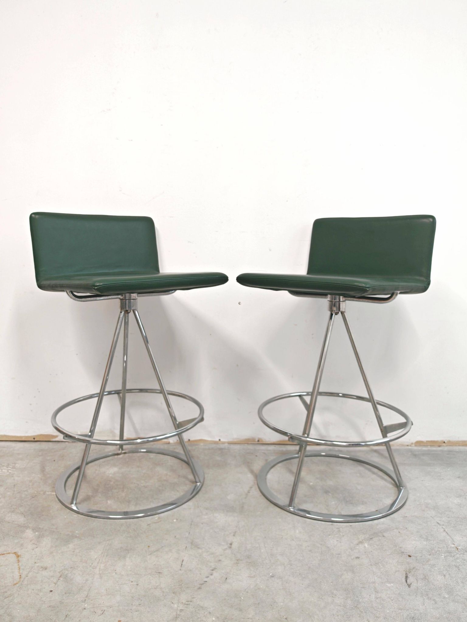 Pair of Dania bar stools in leather by Salvati & Tresoldi for Saporiti.