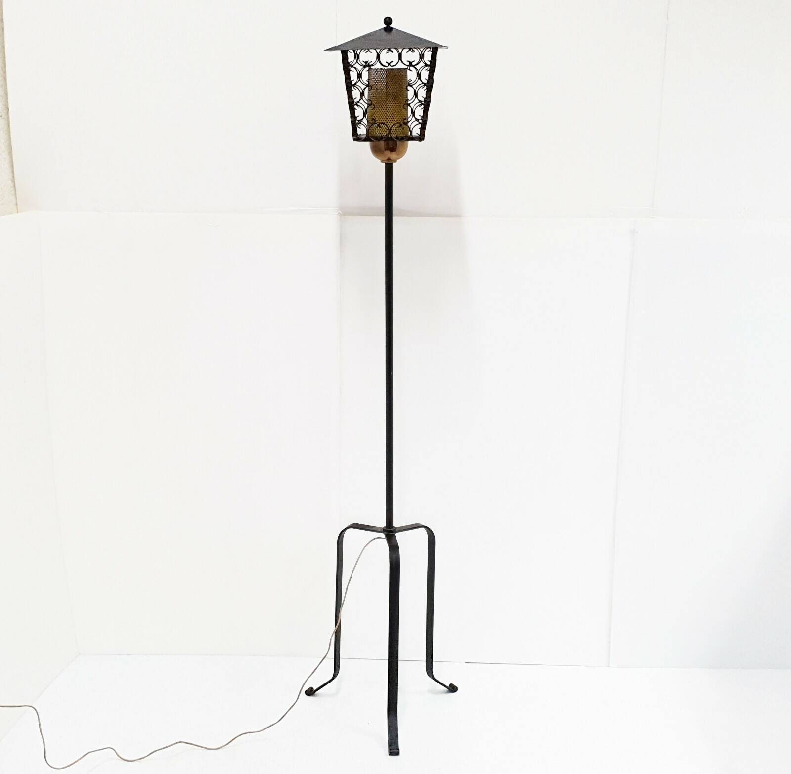 Lampadaire vintage francais tripode 1950 rockabilly metal perforee acier la
