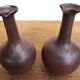 paire de bouteilles ou carafe en terre cuite