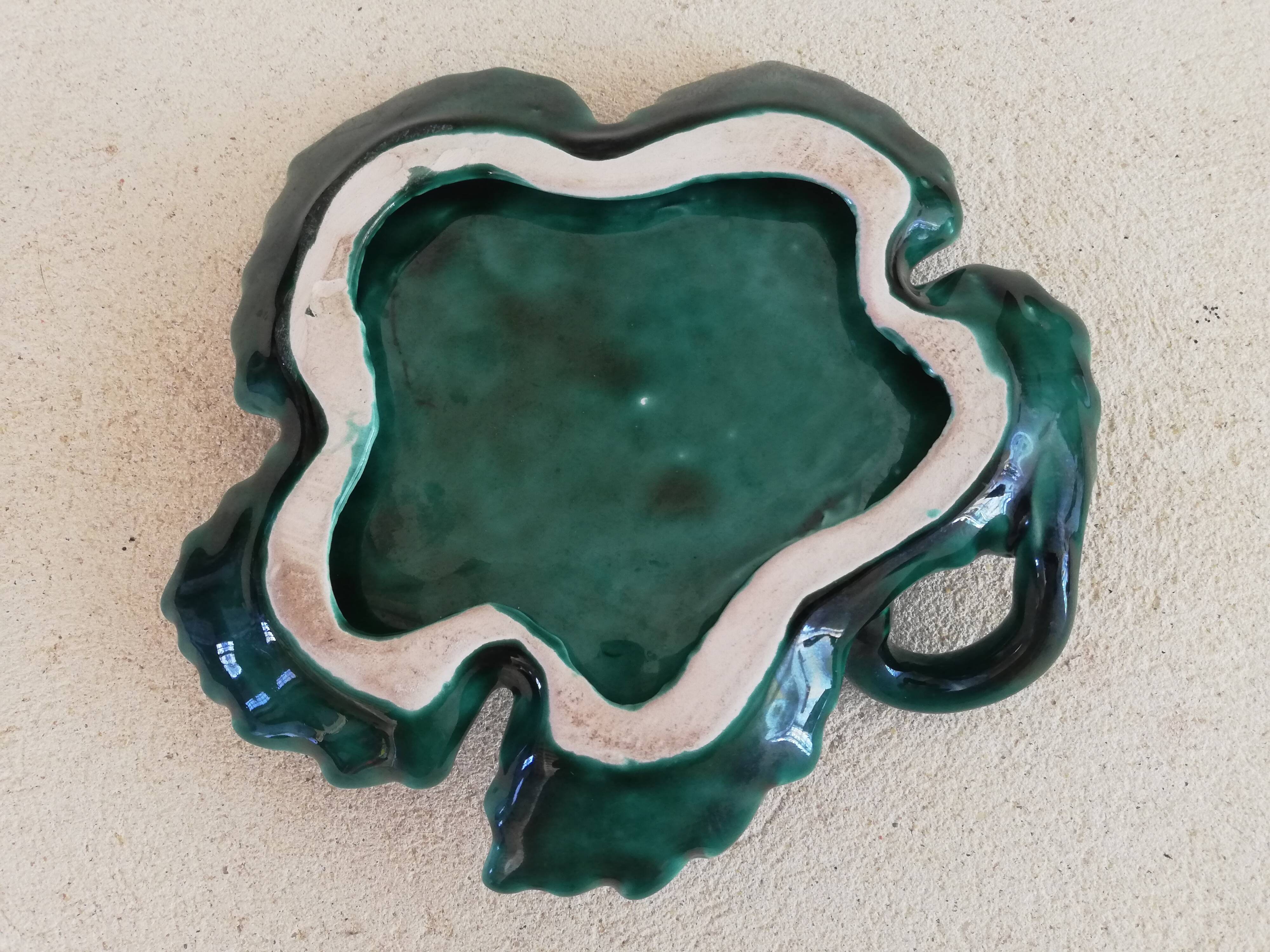 Vintage pocket empty vine leaf shape