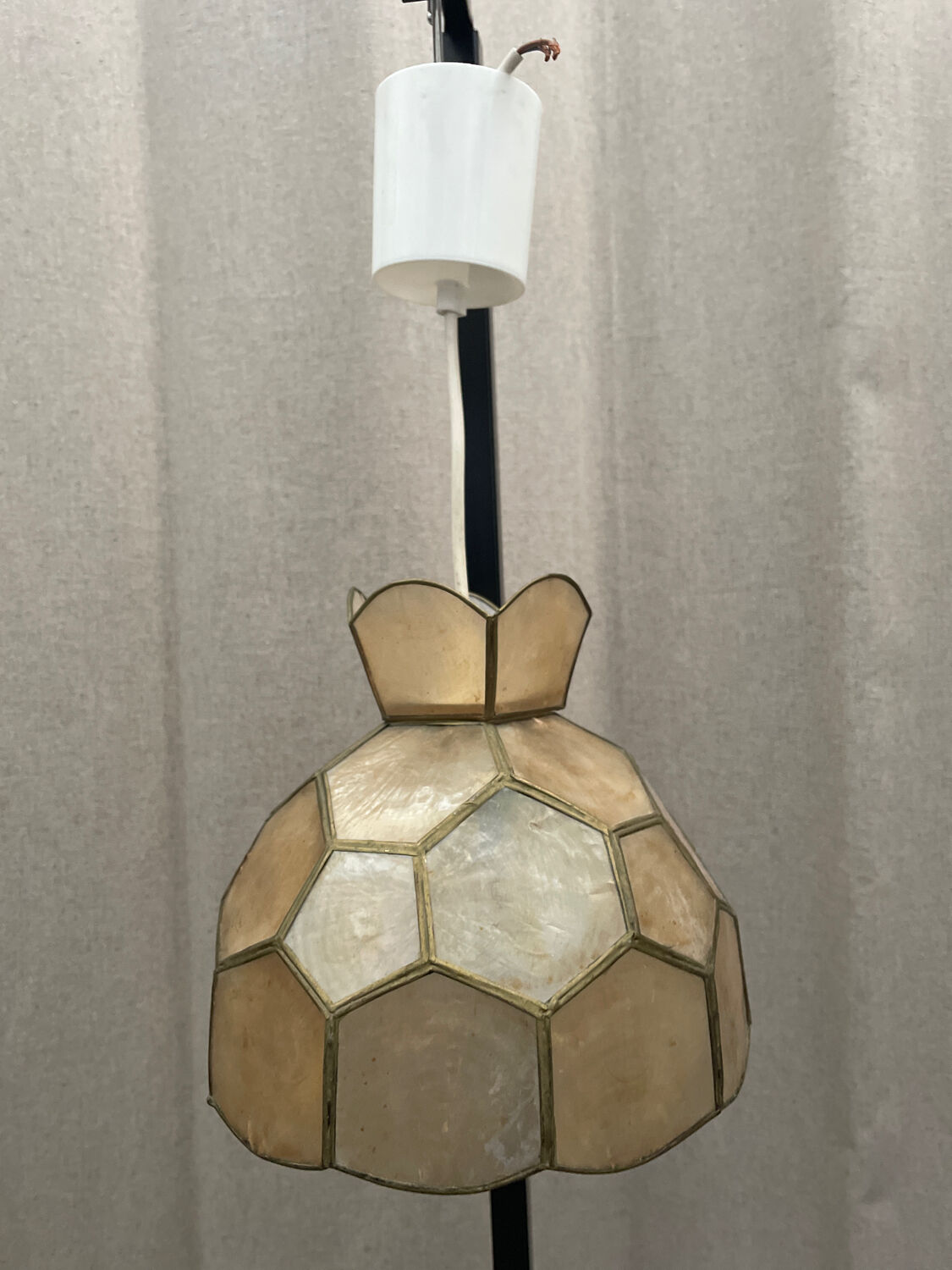 Vintage suspension in mother-of-pearl and brass