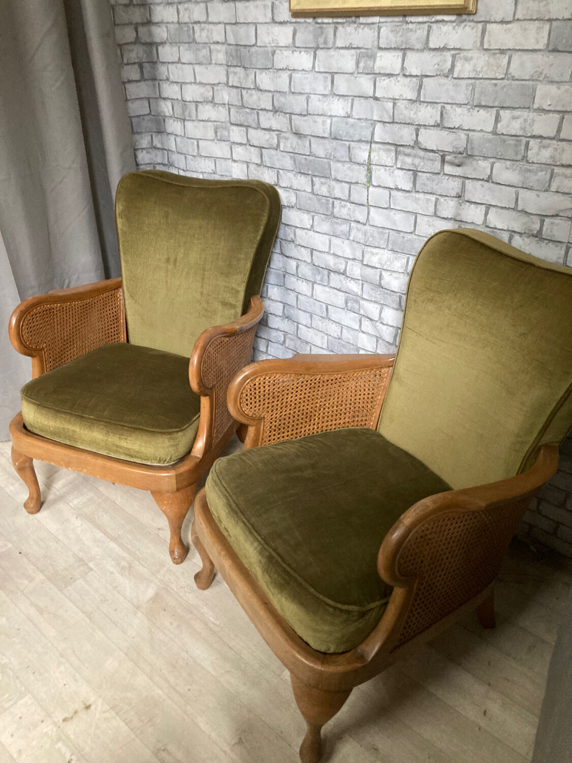 Fauteuils cannage et tissus velours