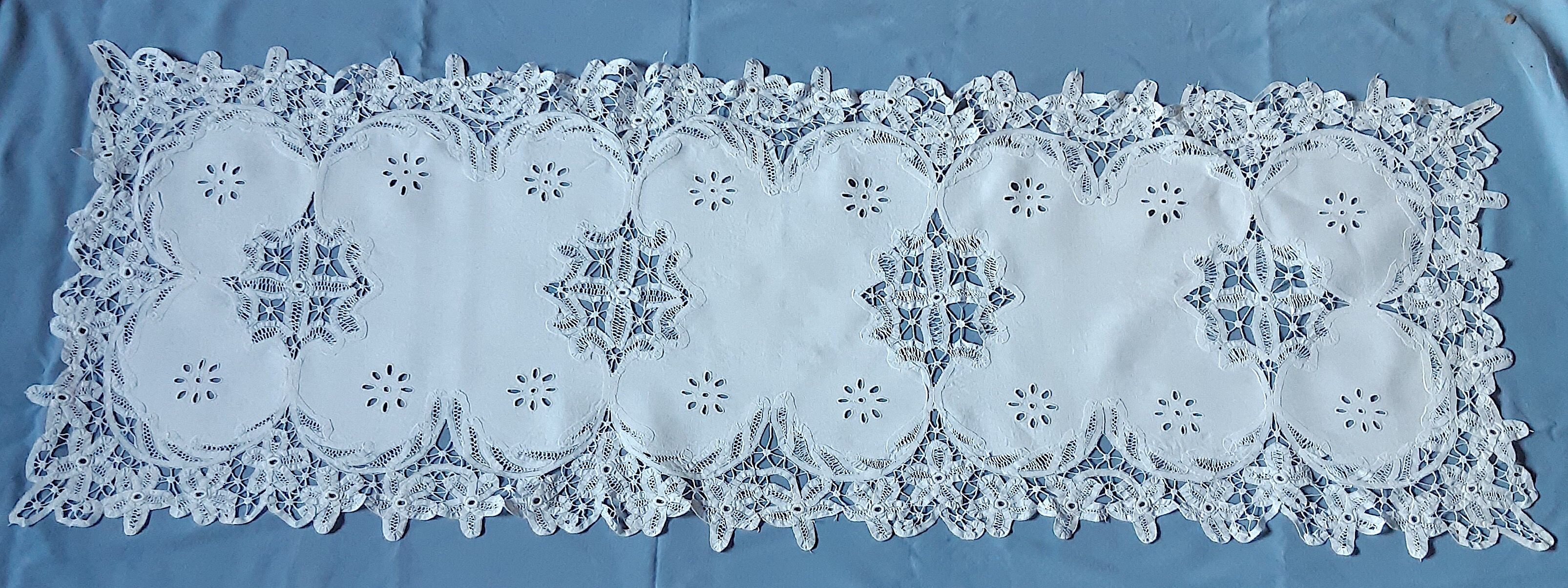 Long centerpiece in luxury lace