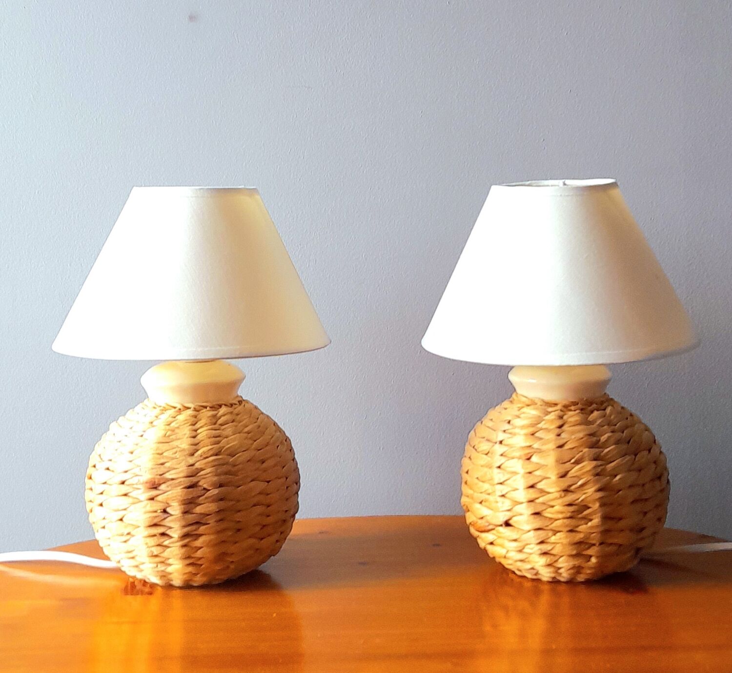 Pair of lamps in braided vegetable fiber