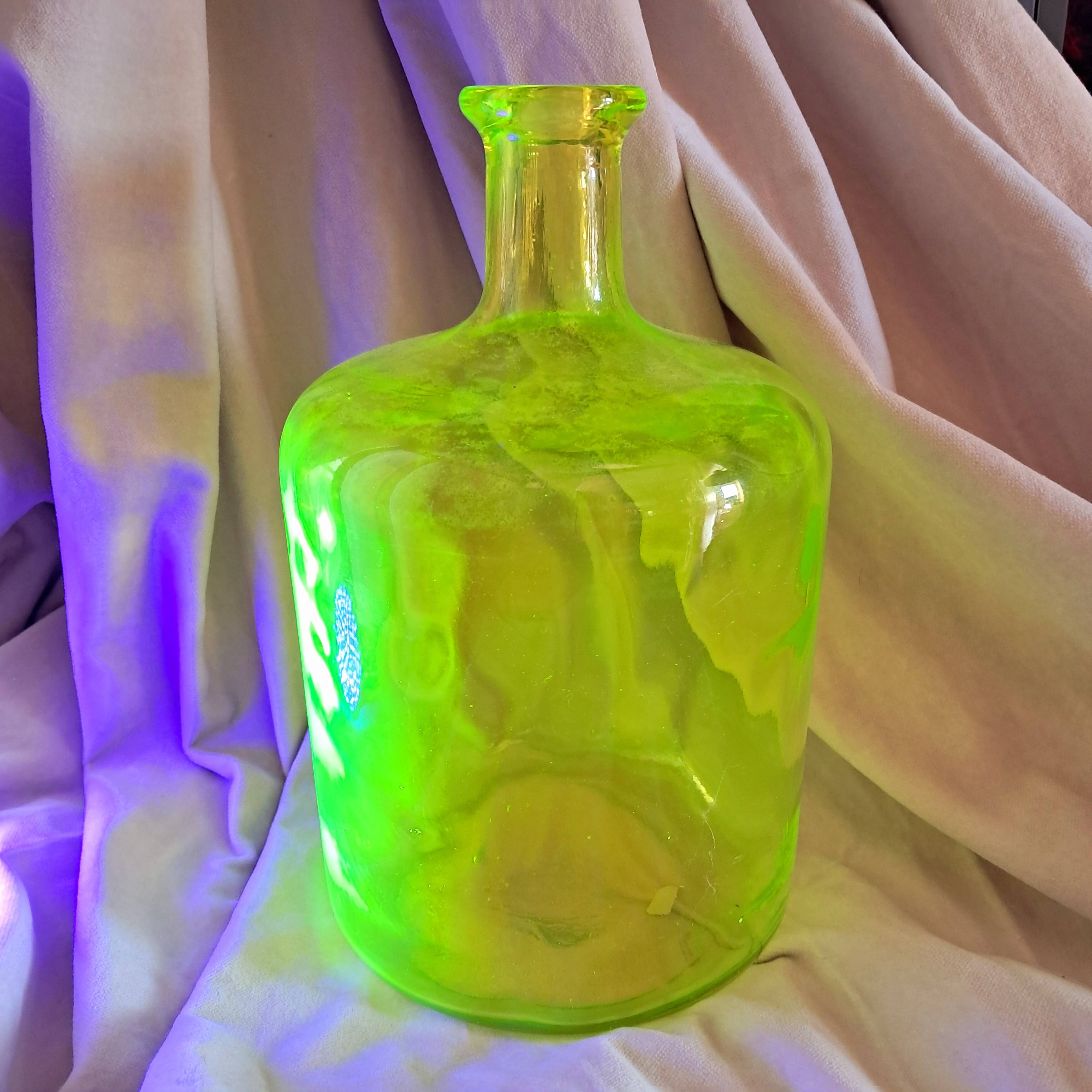Uraline vase