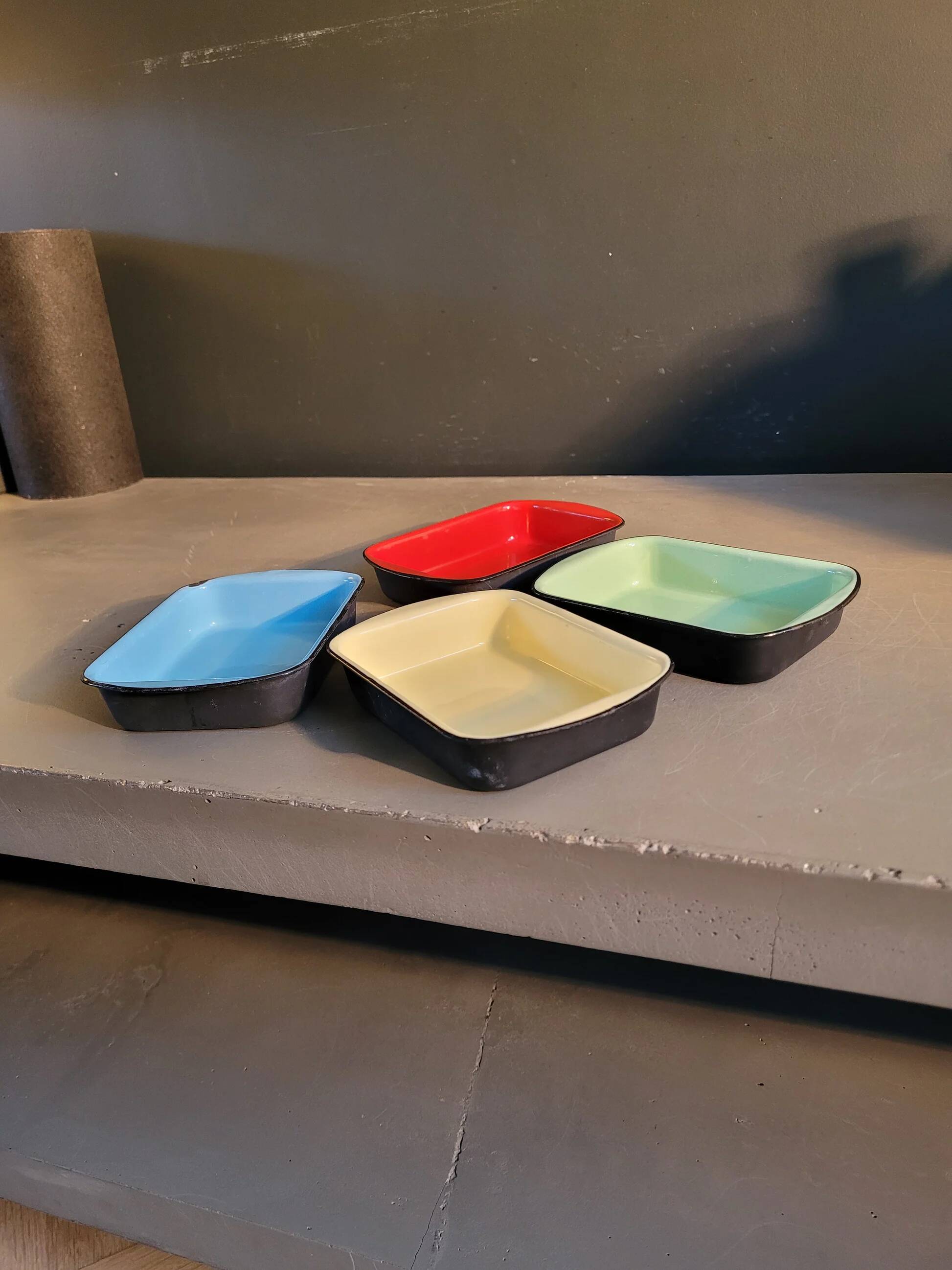 Lot de 4 raviers / plats en fonte émaillée