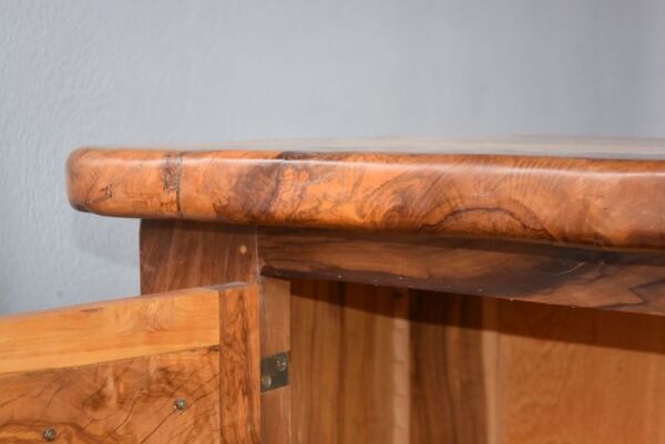 Enfilade brutaliste forme libre en olivier