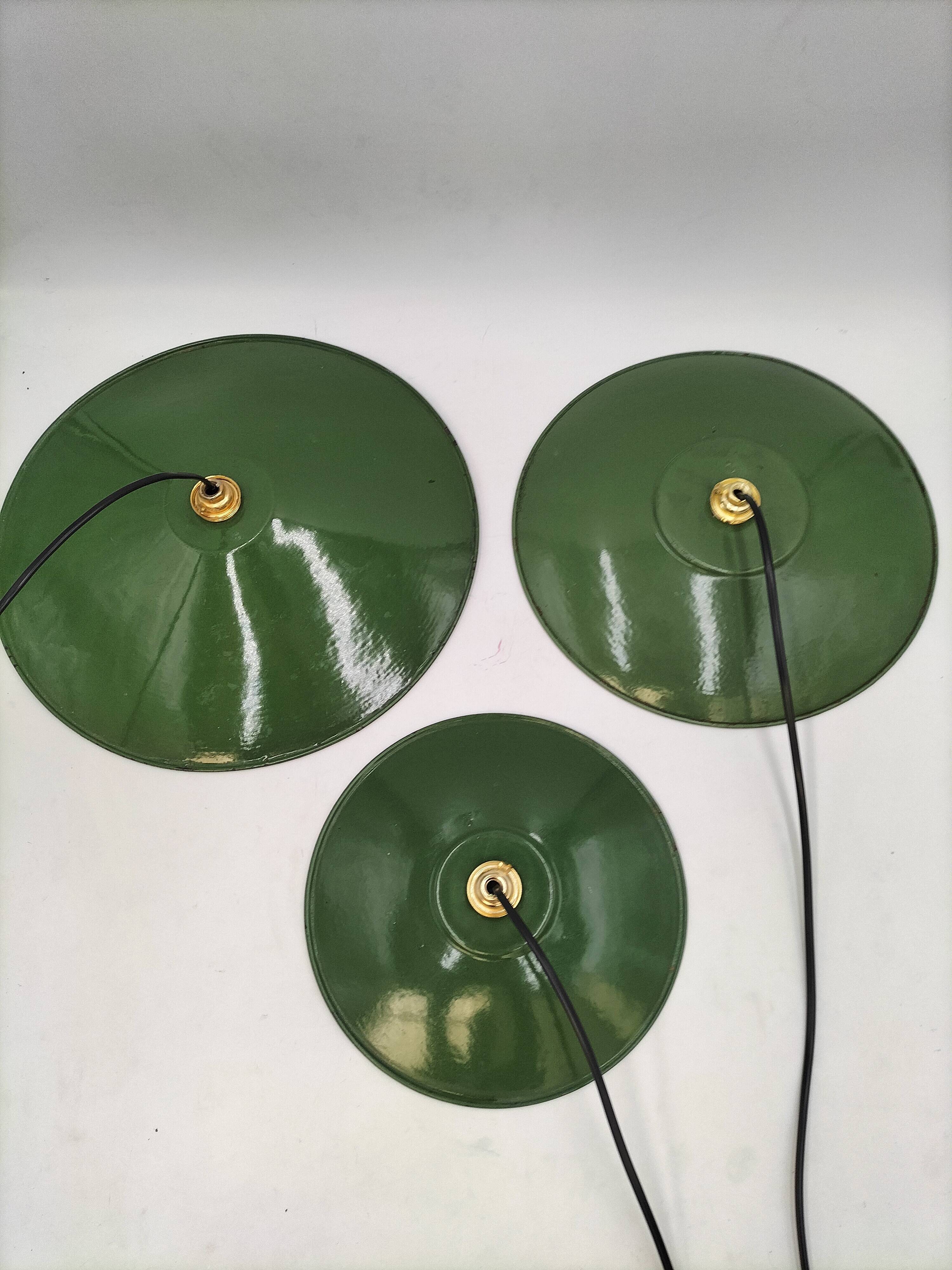 3 enamelled sheet metal suspensions