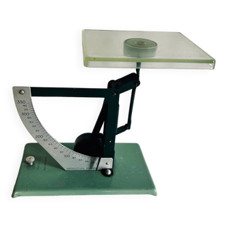 Vintage scale letter weighs 60'