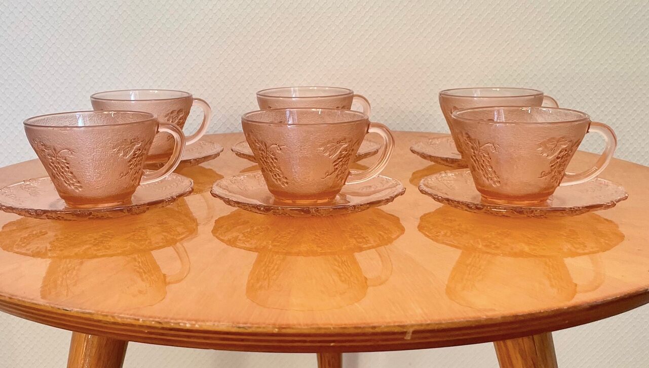 Coffee service of 6 cups in vintage pink glass