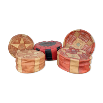 5 poufs