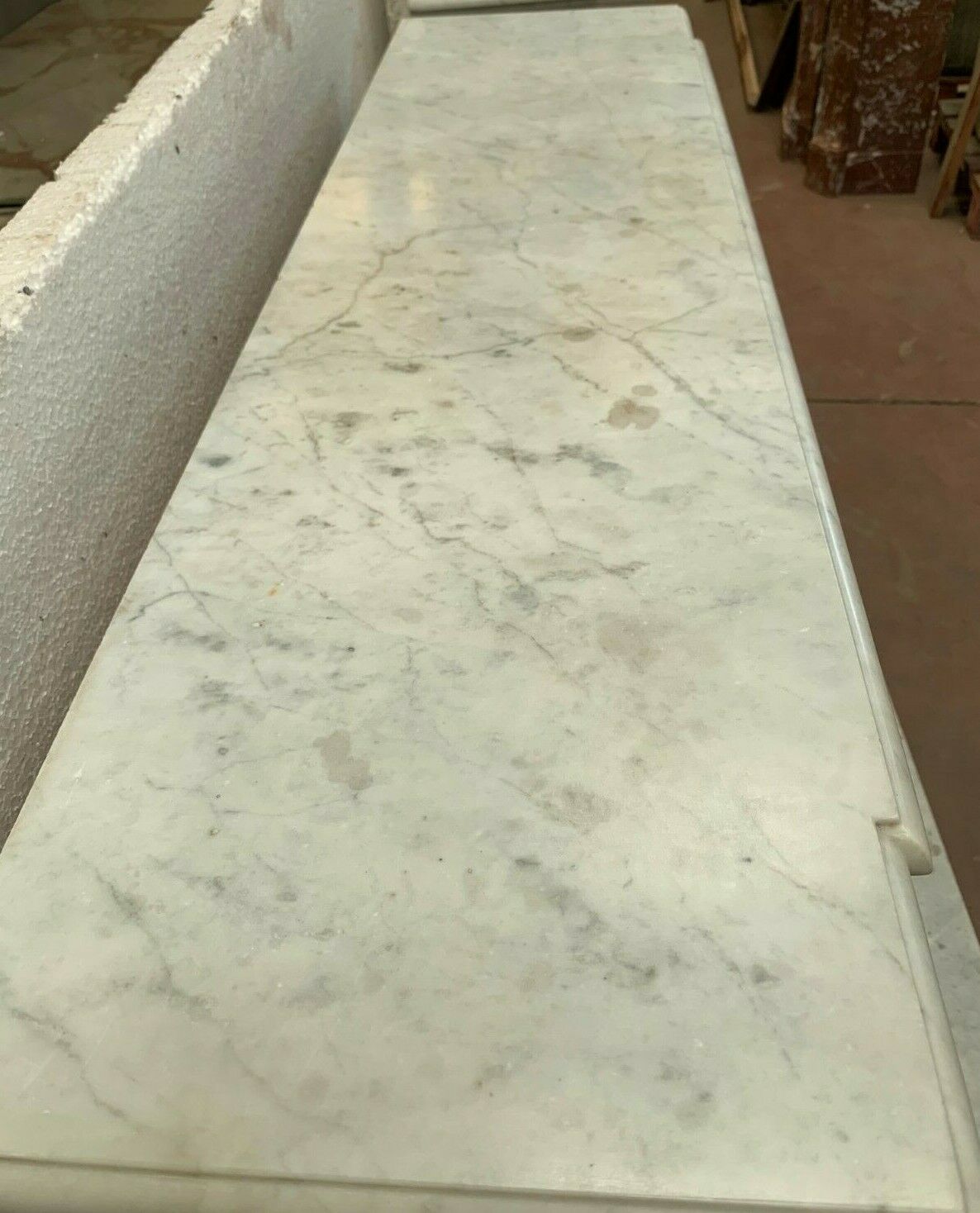 Cheminée de style Louis XVI en marbre blanc veiné de Carrare XIX siècle