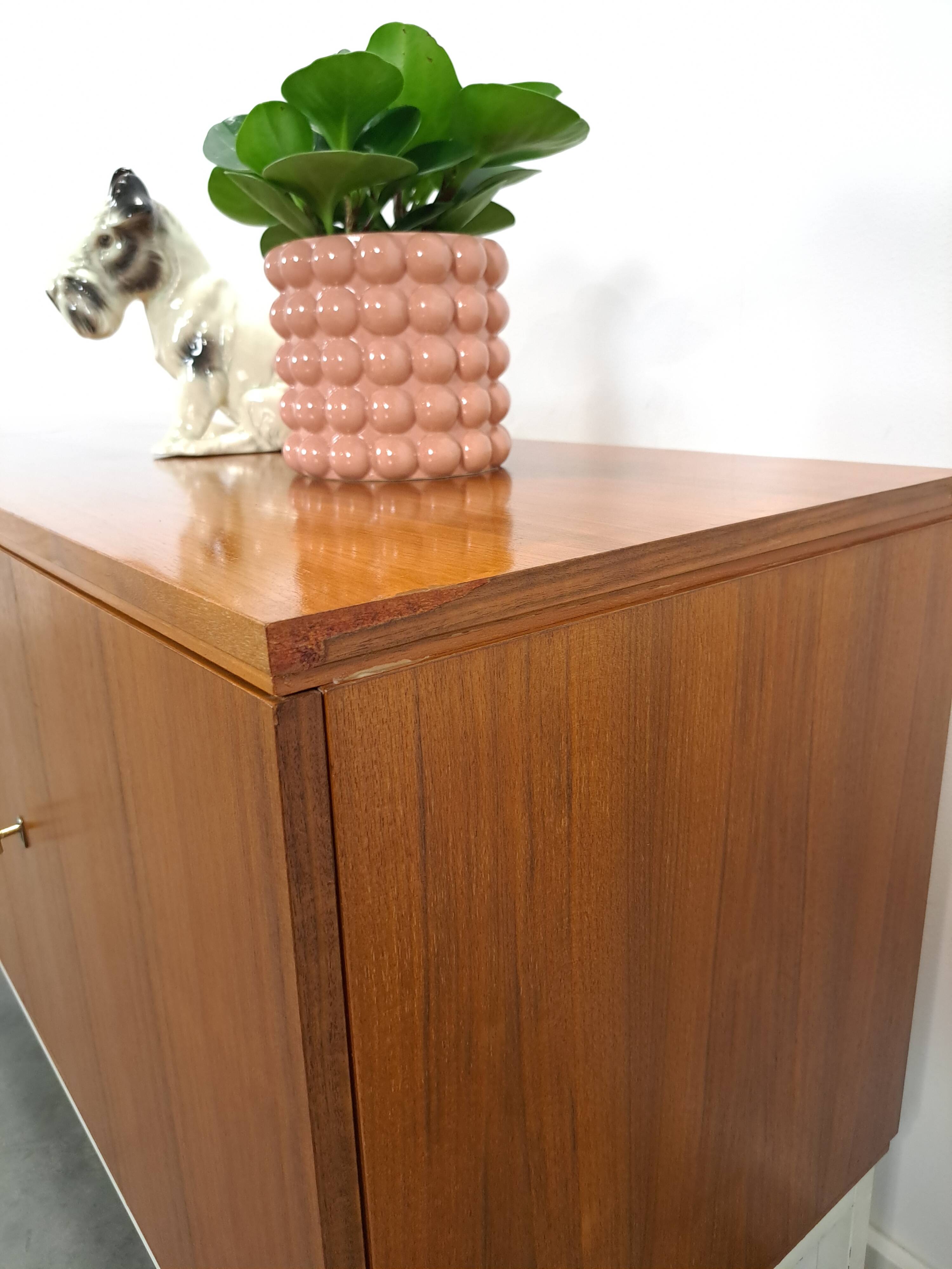 Fineer dressoir uit Zweden met wit stalen poten