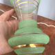 Vase en verre granité vert et or vintage