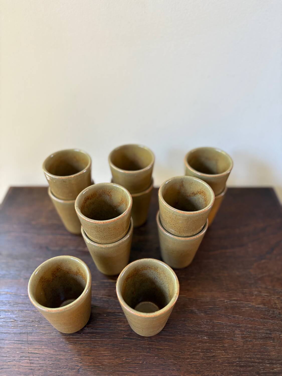 12 gobelets en grès émaillé Digoin vintage
