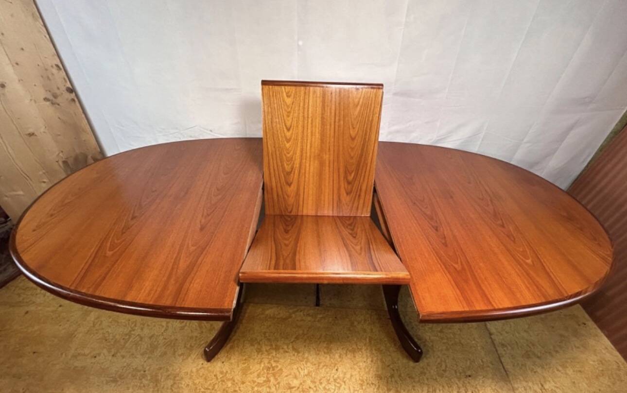 Mid-Century Retro Vintage Teak Extending Oval Dining Table by G-Plan – Vict