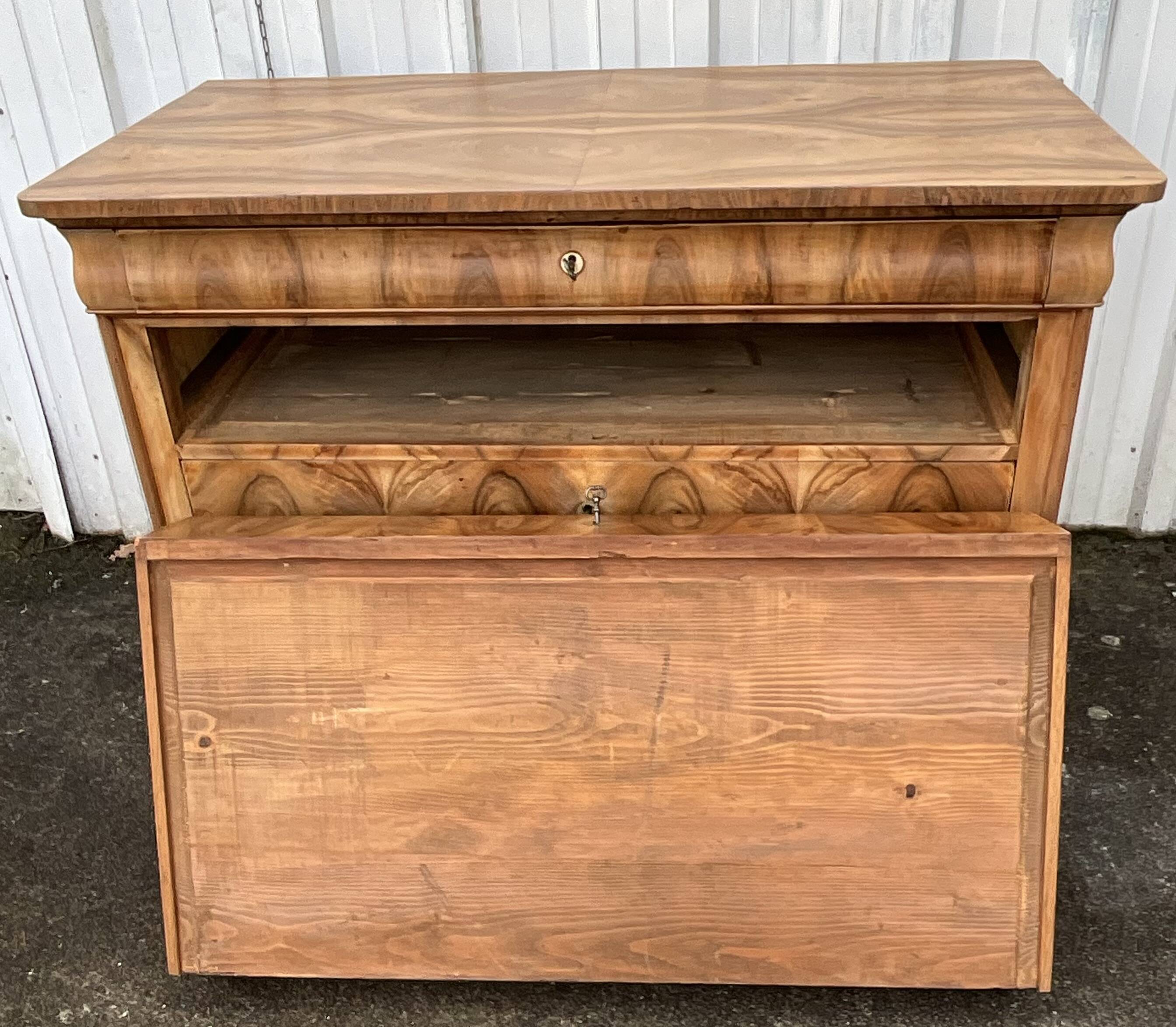 Louis Philippe Burl Walnut Chest of Drawers, Mid-19th Century