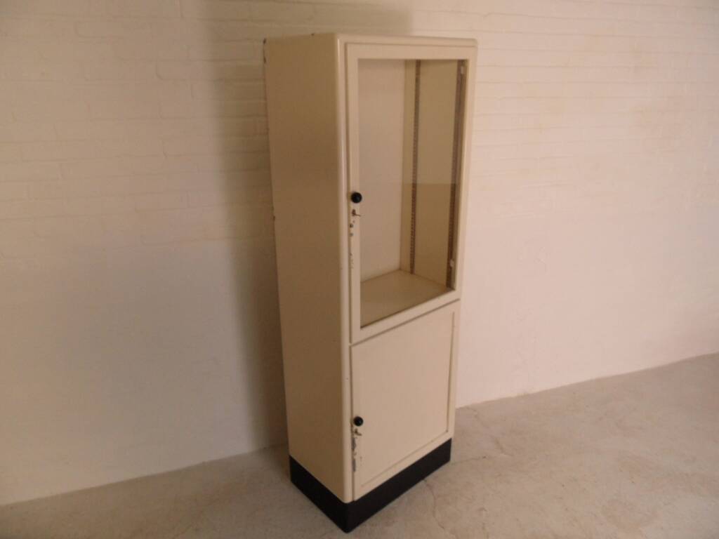 Vitrine de médecine vintage en métal