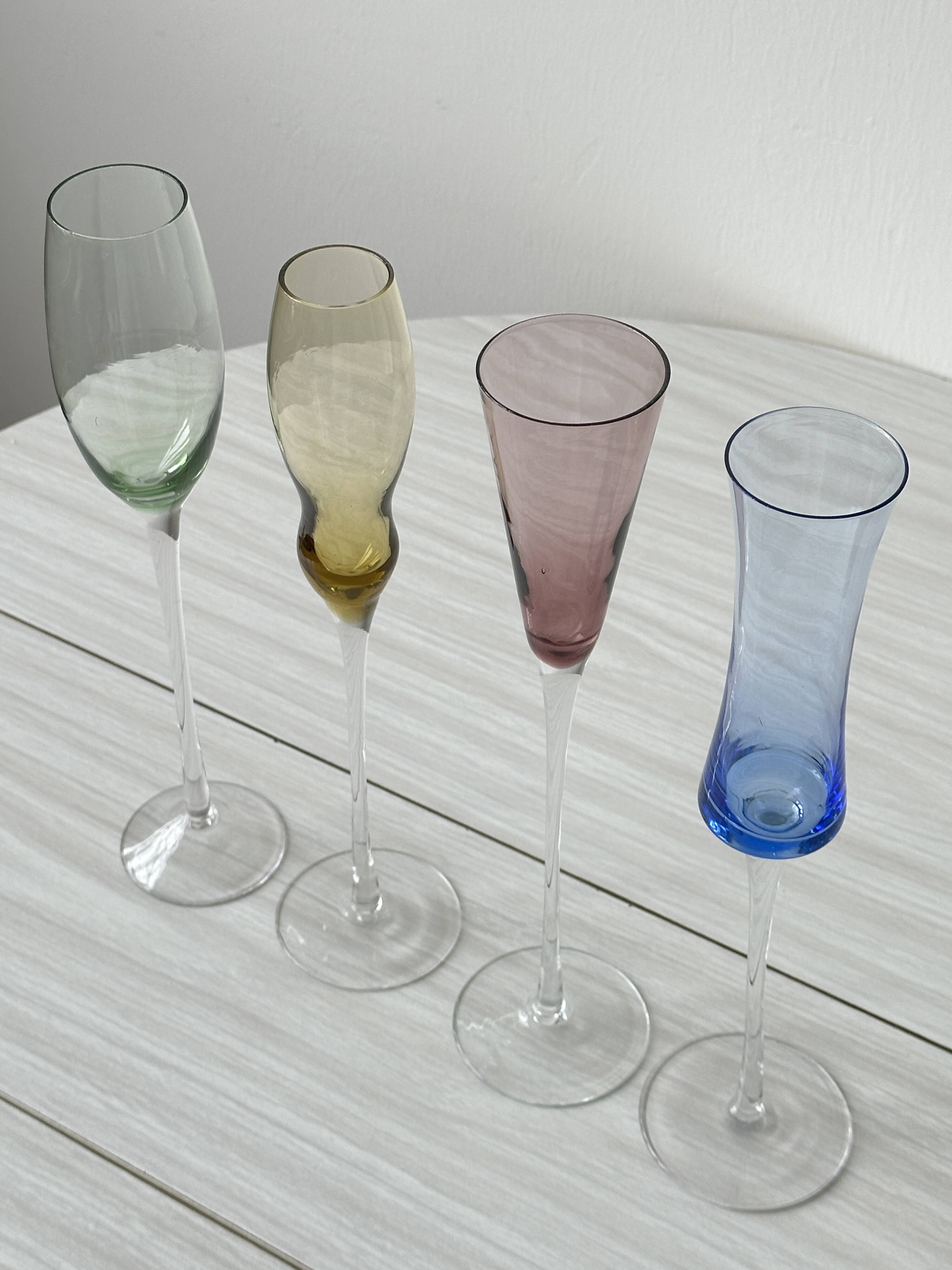 4 verres à pied multicolores