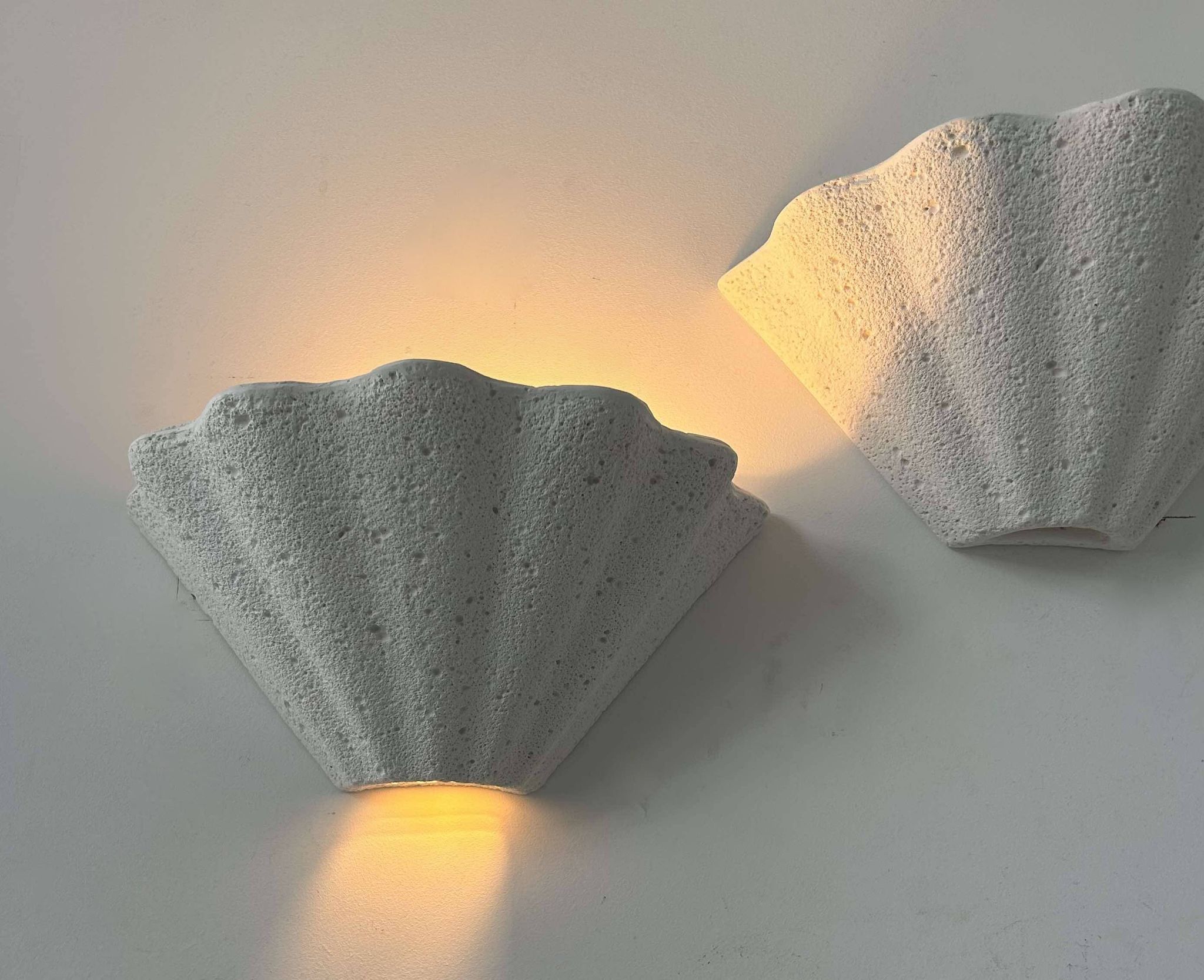 Set of 3 vintage shell wall lights, matte white stone-effect plaster, France 1970