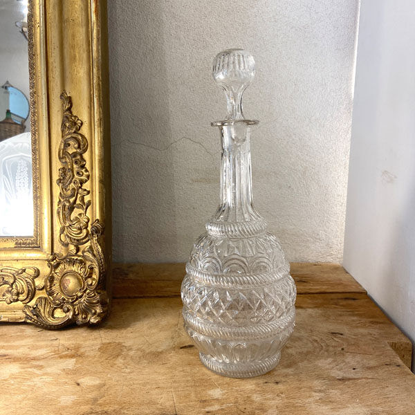 Carafe en verre soufflé et décor en relief