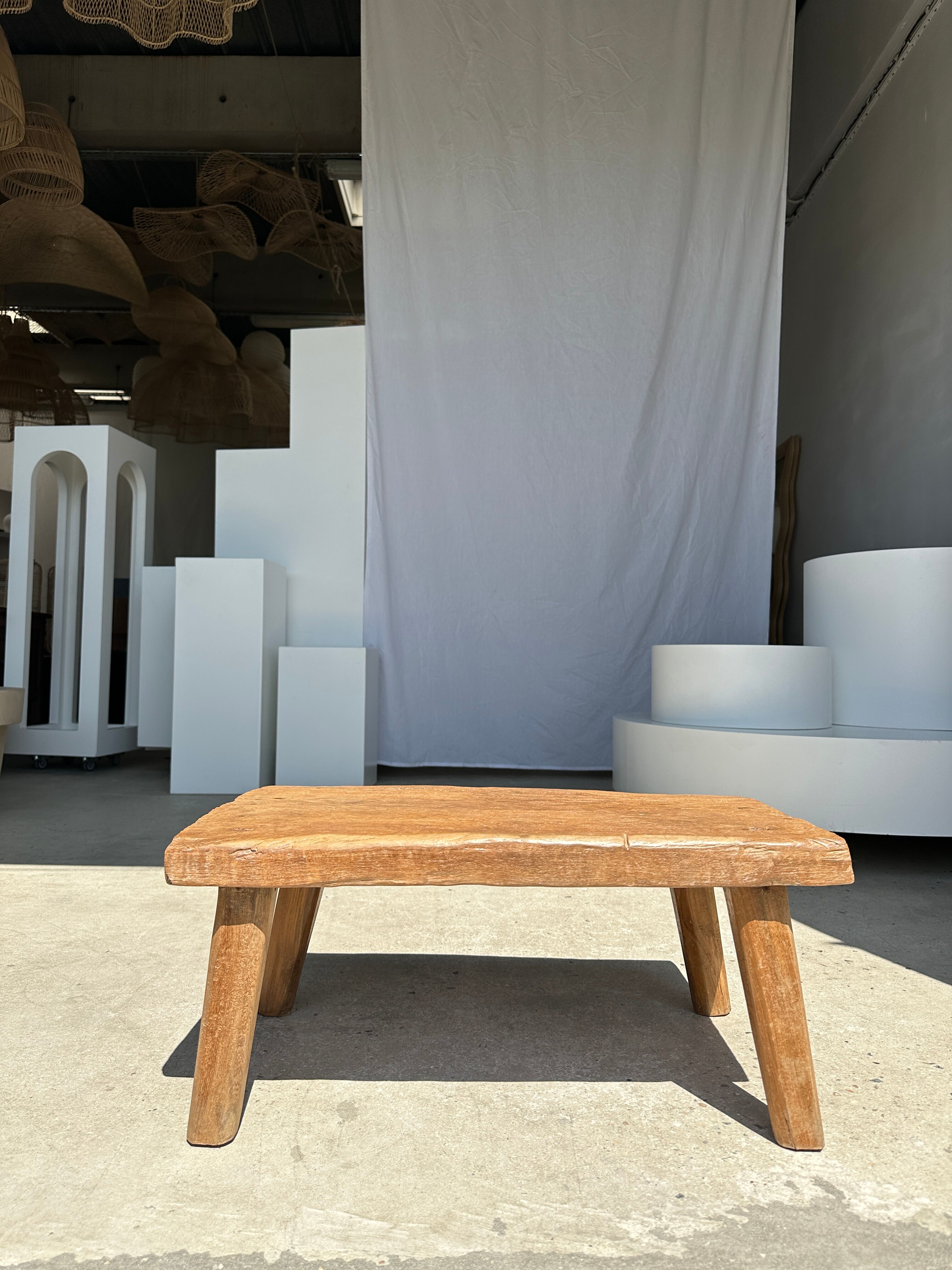 Coffee table in blond teak quadripod