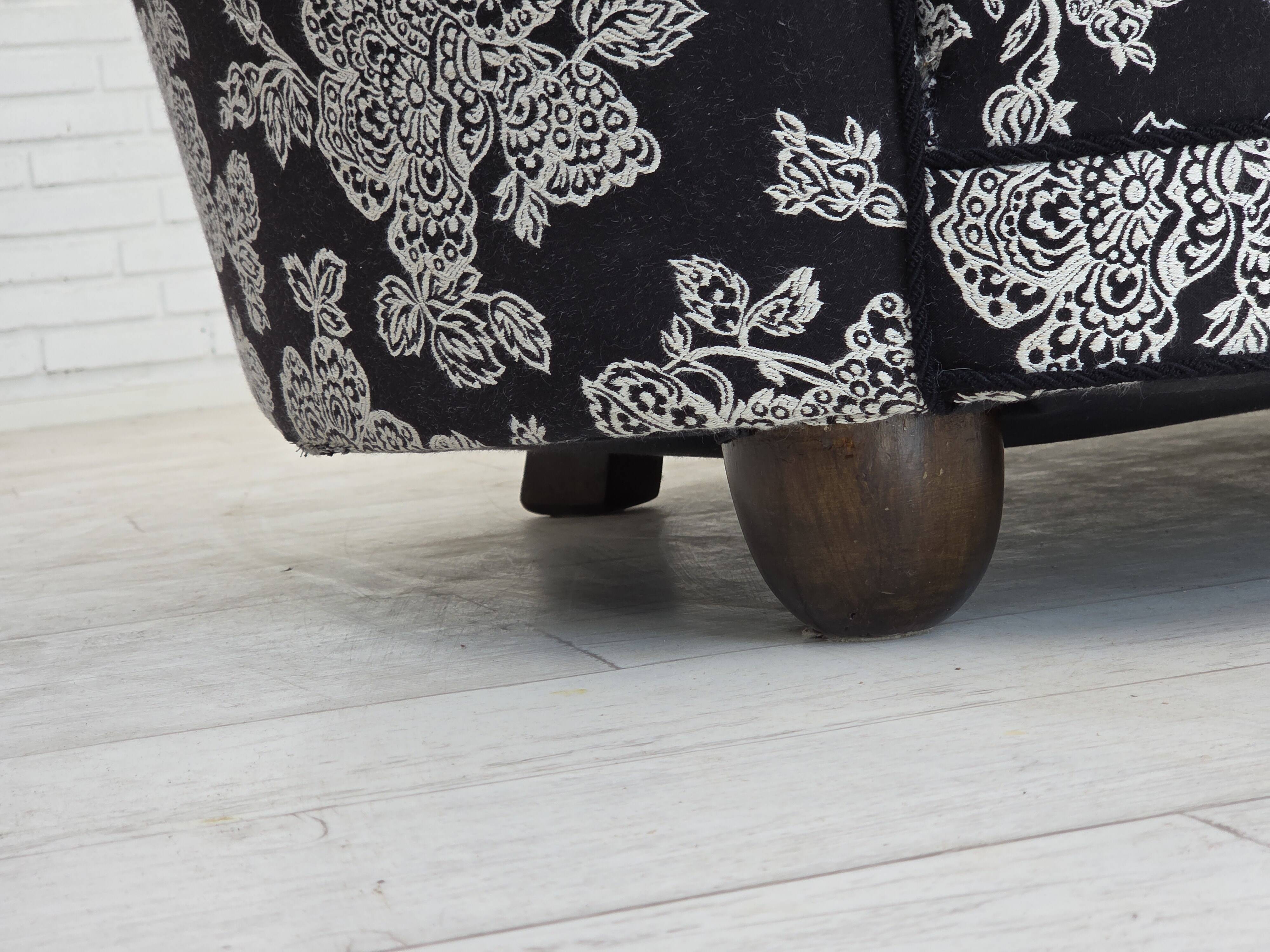 Canapé danois 2 places "Banan" des années 1960, tissu noir-blanc, bois de hêtre.