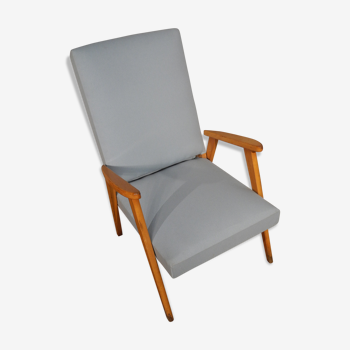 Fauteuil scandinave bleu retapissé datant des années 1950 1960.