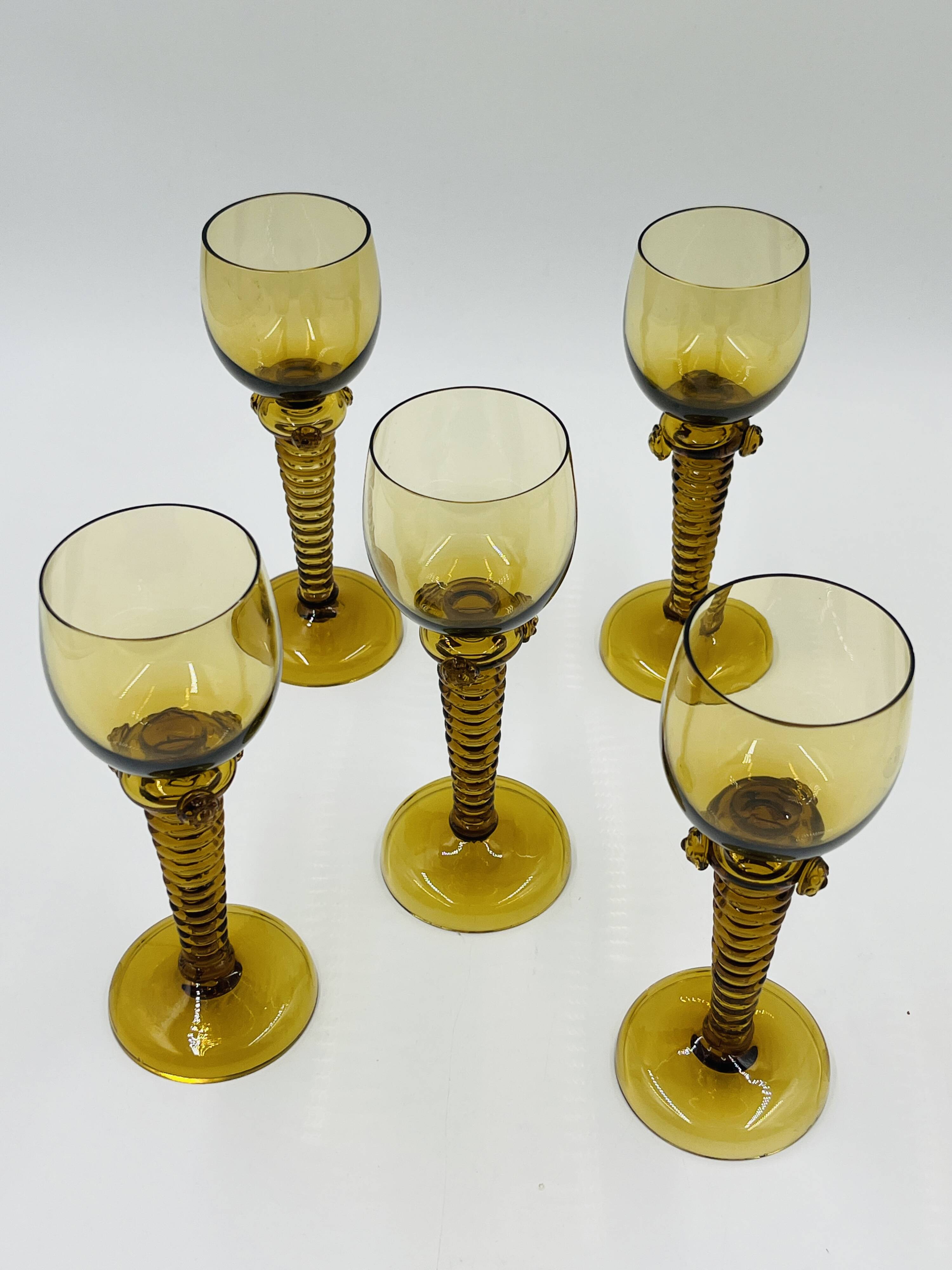 Lot de 5 verres à vin Roemer ambrés