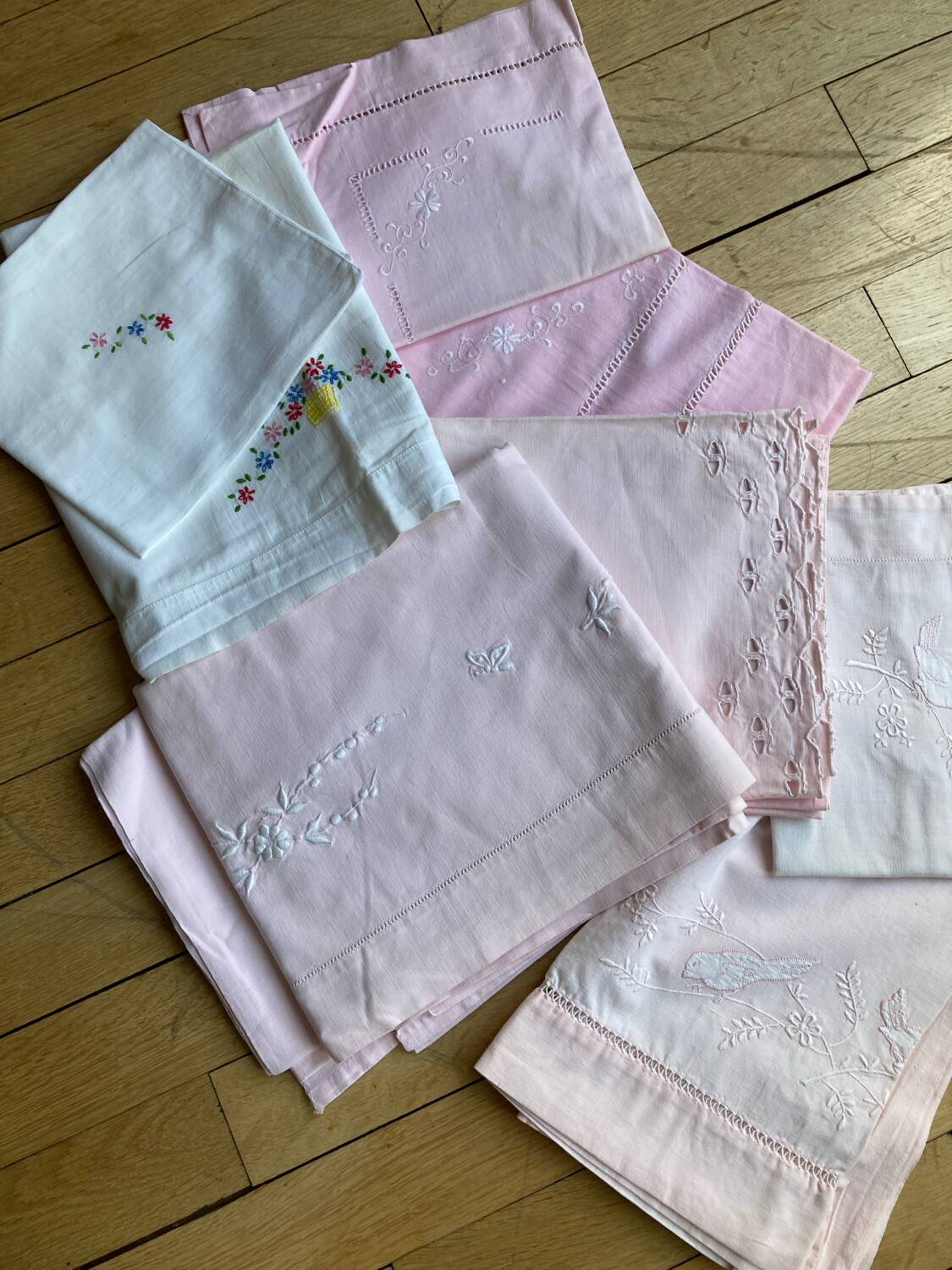 Set of embroidered baby bed sheets