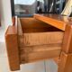 Table de chevet en orme massif – Maison Regain