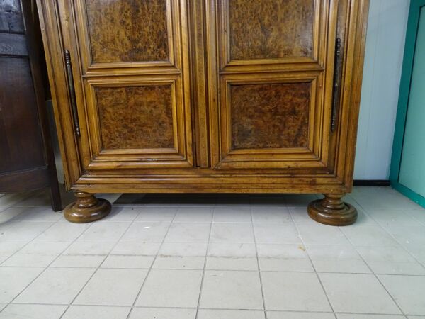 Armoire en noyer et loupe de frêne