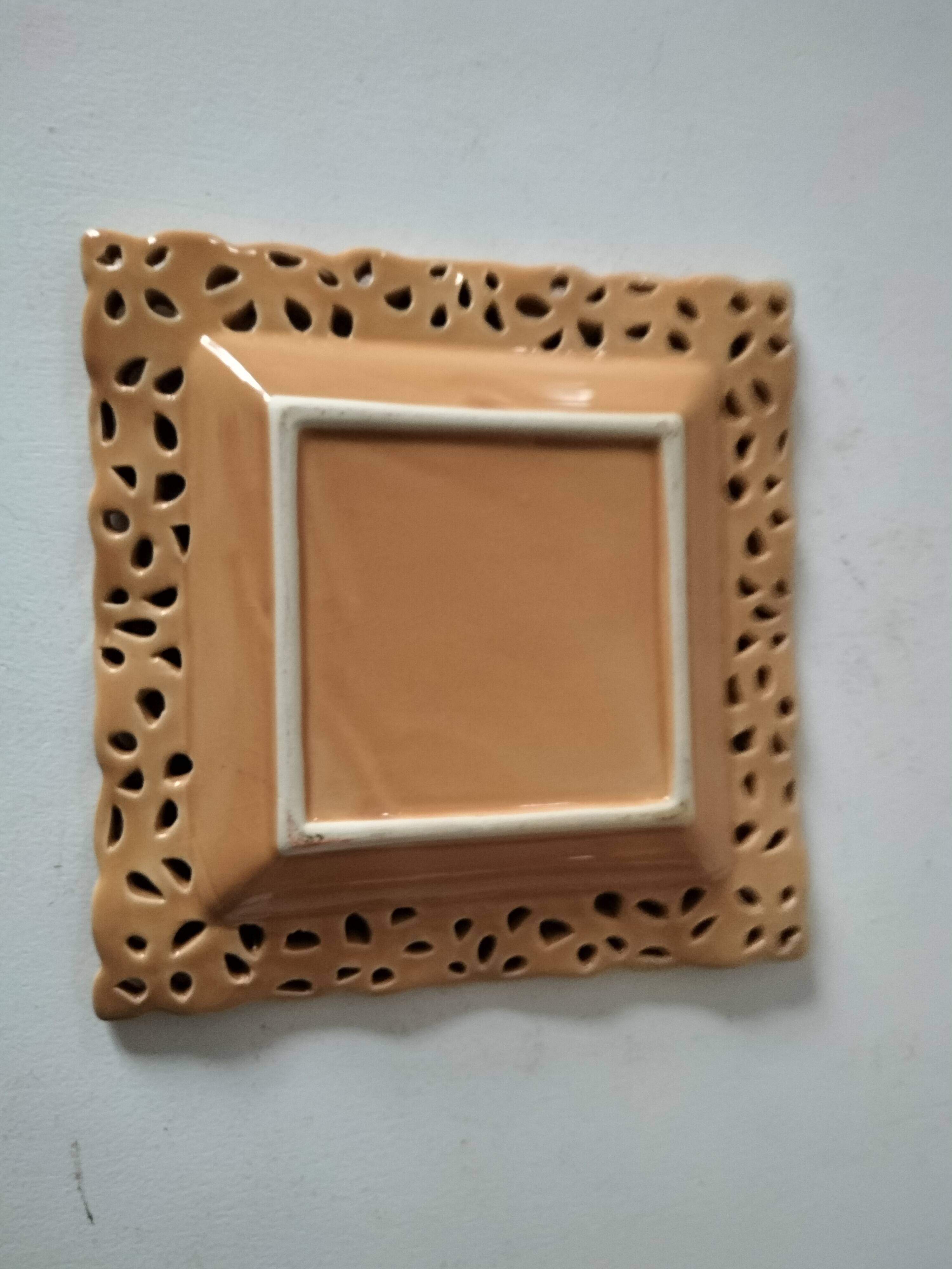 Caramel openwork pocket emptier with lace border