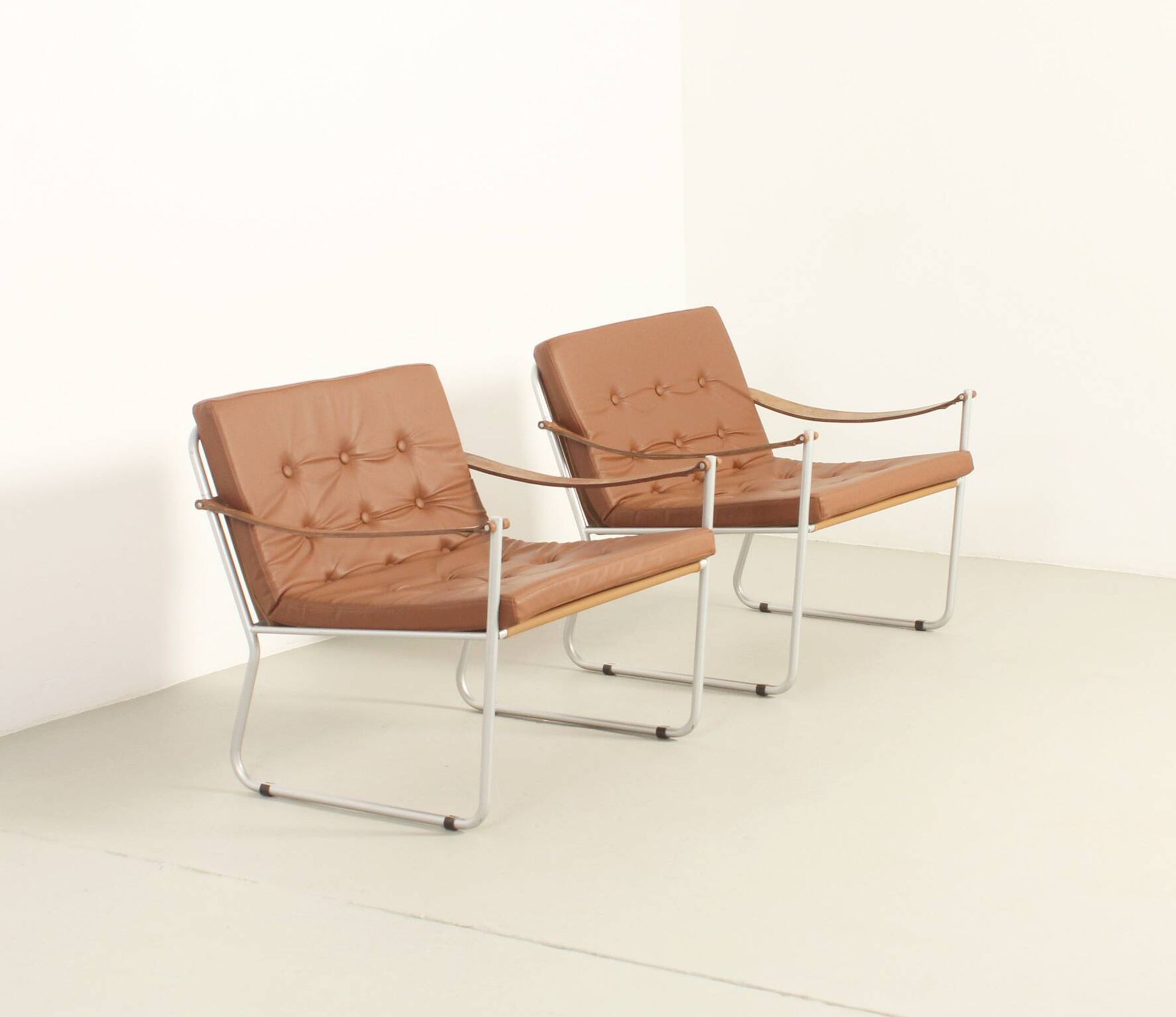 Paire de fauteuils de style safari avec accoudoirs en sangles de cuir, 1960