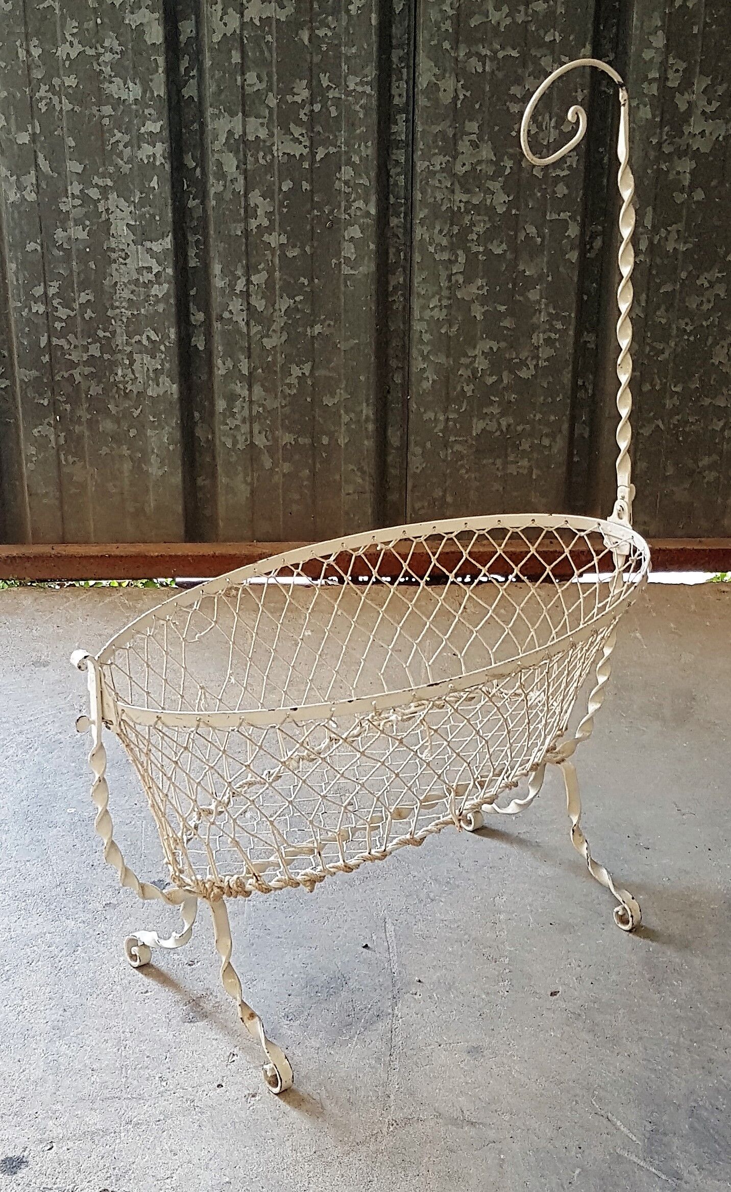 Grand Berceau De Poupée En Fer Forgé Riveté - Vintage Vers 1920 - Décoration Ou Jouet