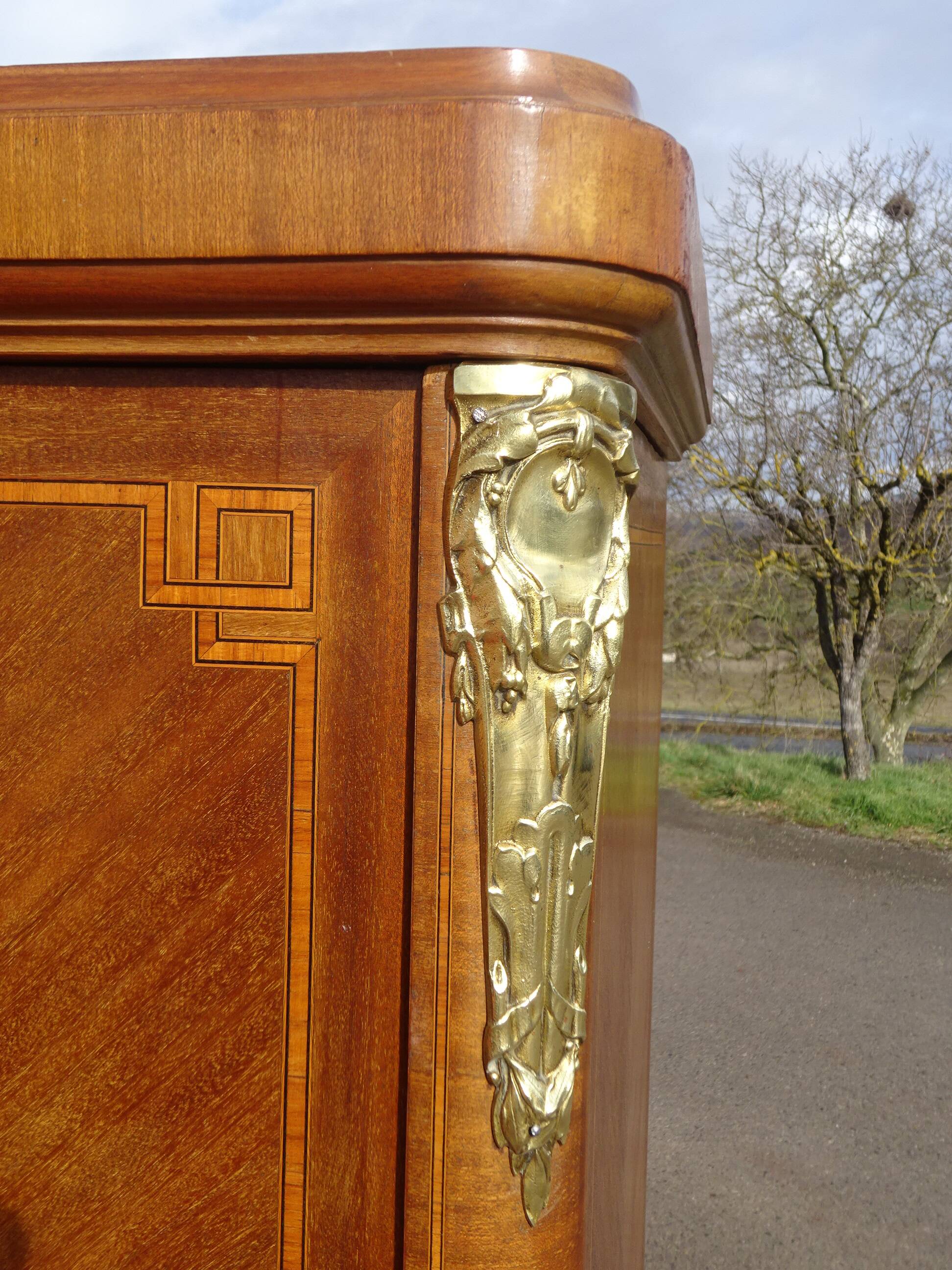 Armoire ancienne style Louis XVI avec bronzes et marqueterie de bois