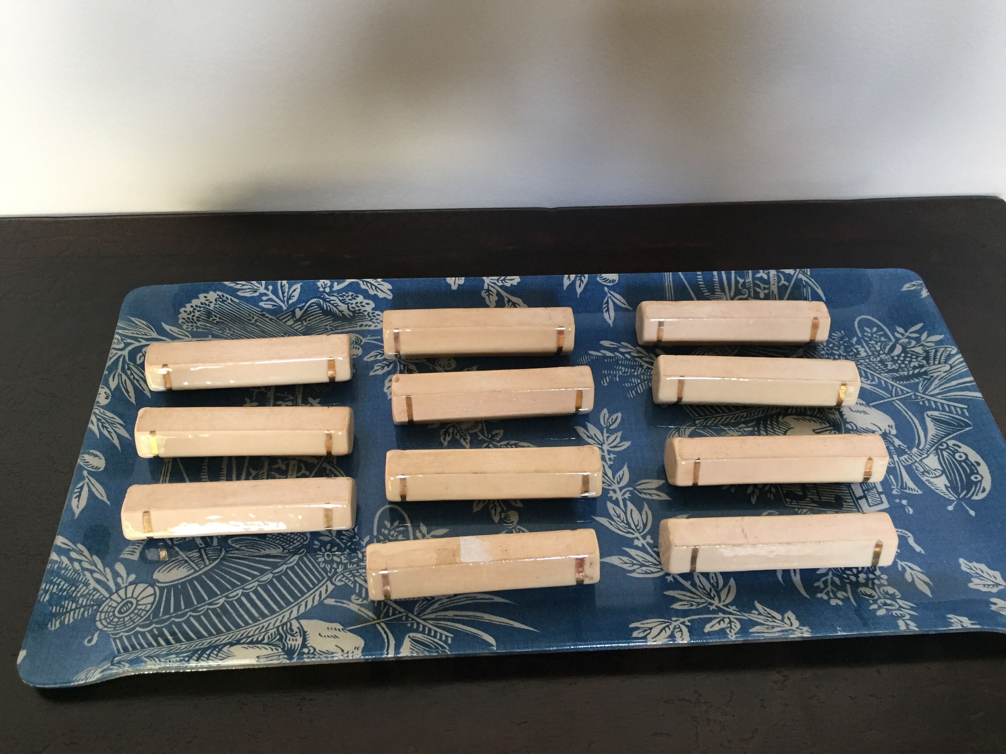 Wears pink beige ceramic knives Art Deco era