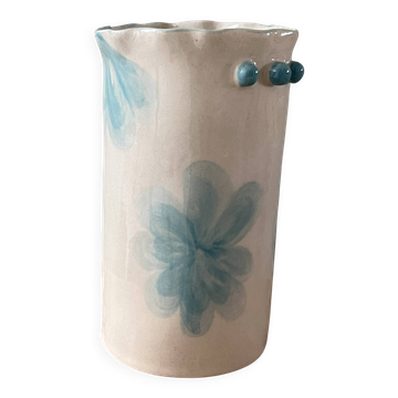 Vase en grès décoré de fleurs dans un style aquarelle.