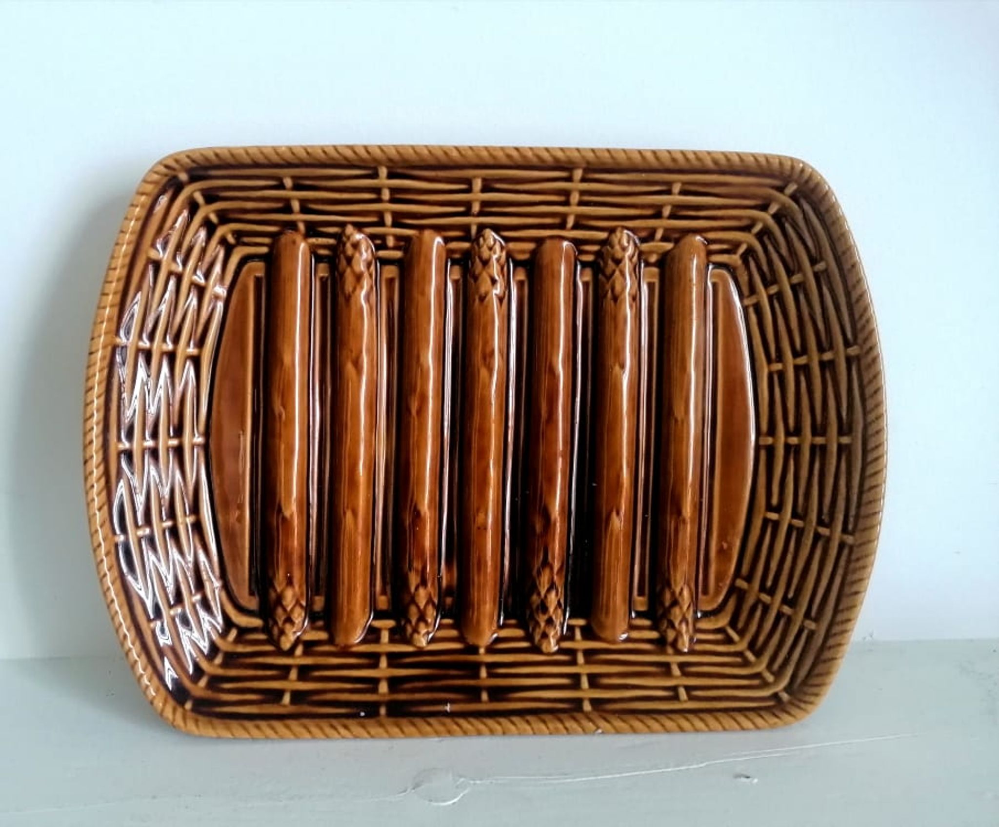 Plat à asperges barbotine Sarreguemines , 1960
