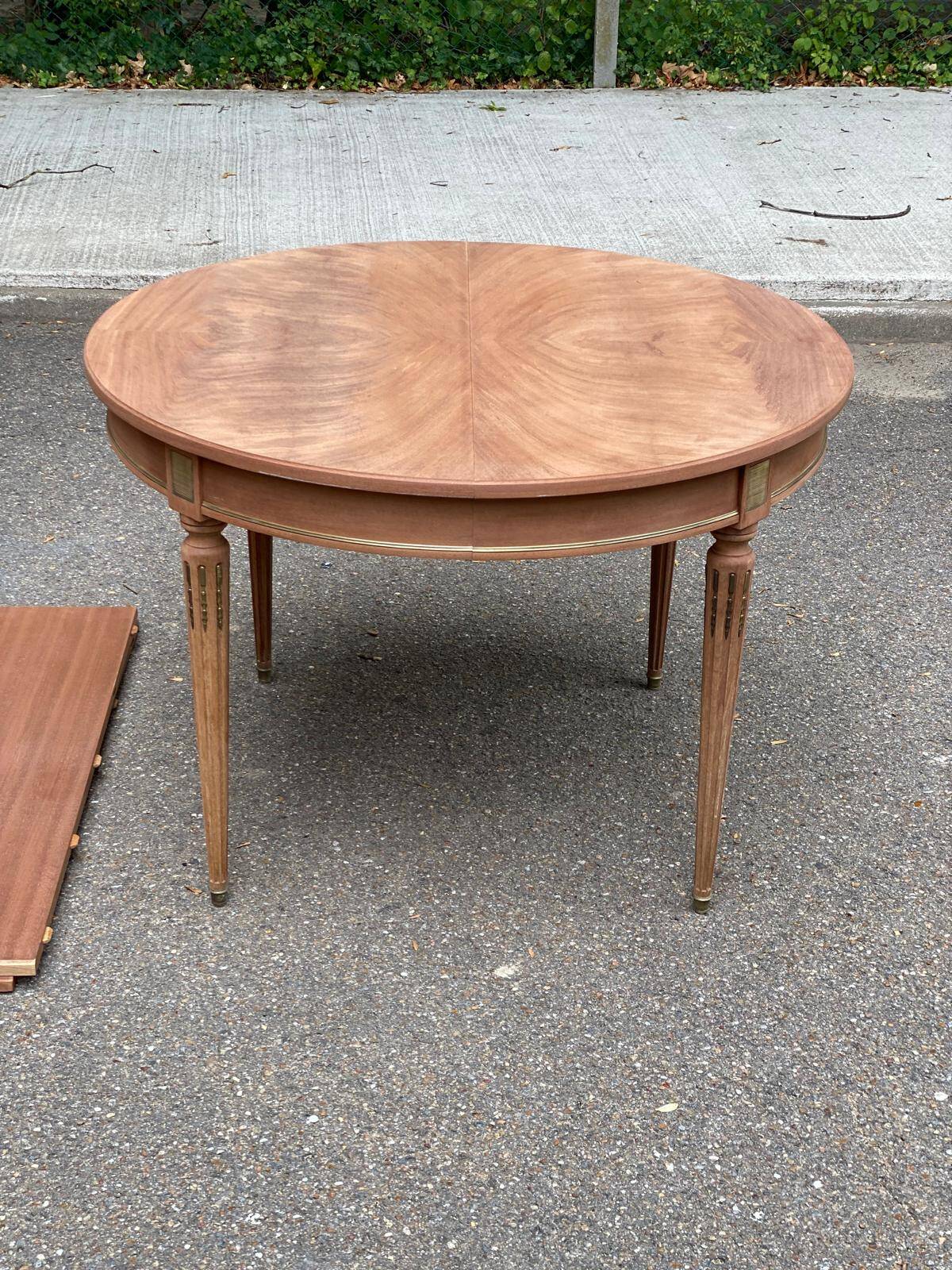 Table à manger ronde extensible Louis XVI décapée en acajou massif et laito