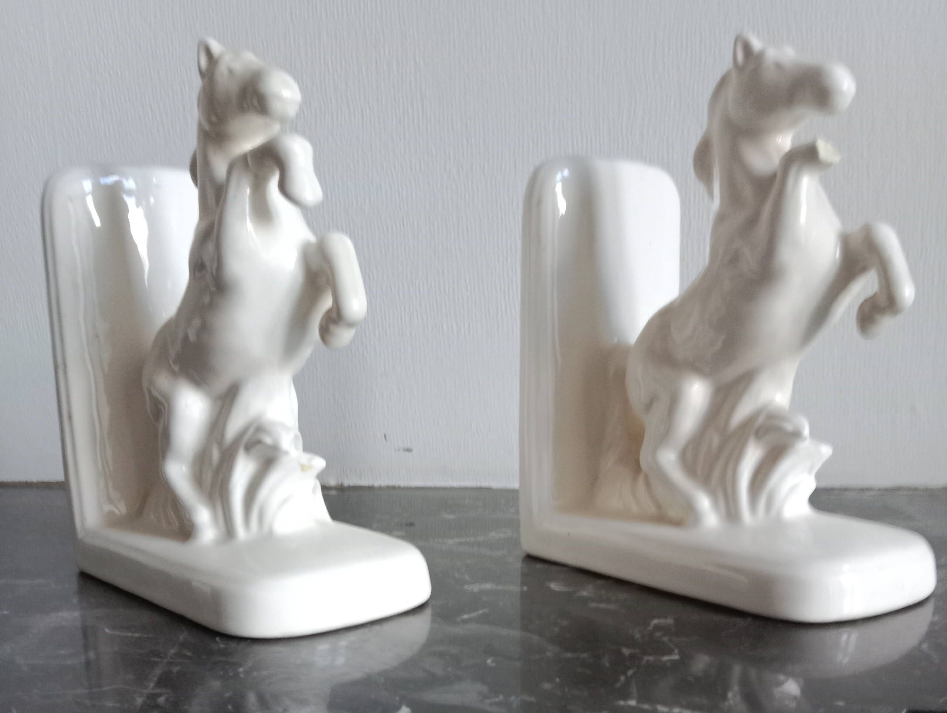 White earthenware bookend - prancing horses - H: 15 cm.
