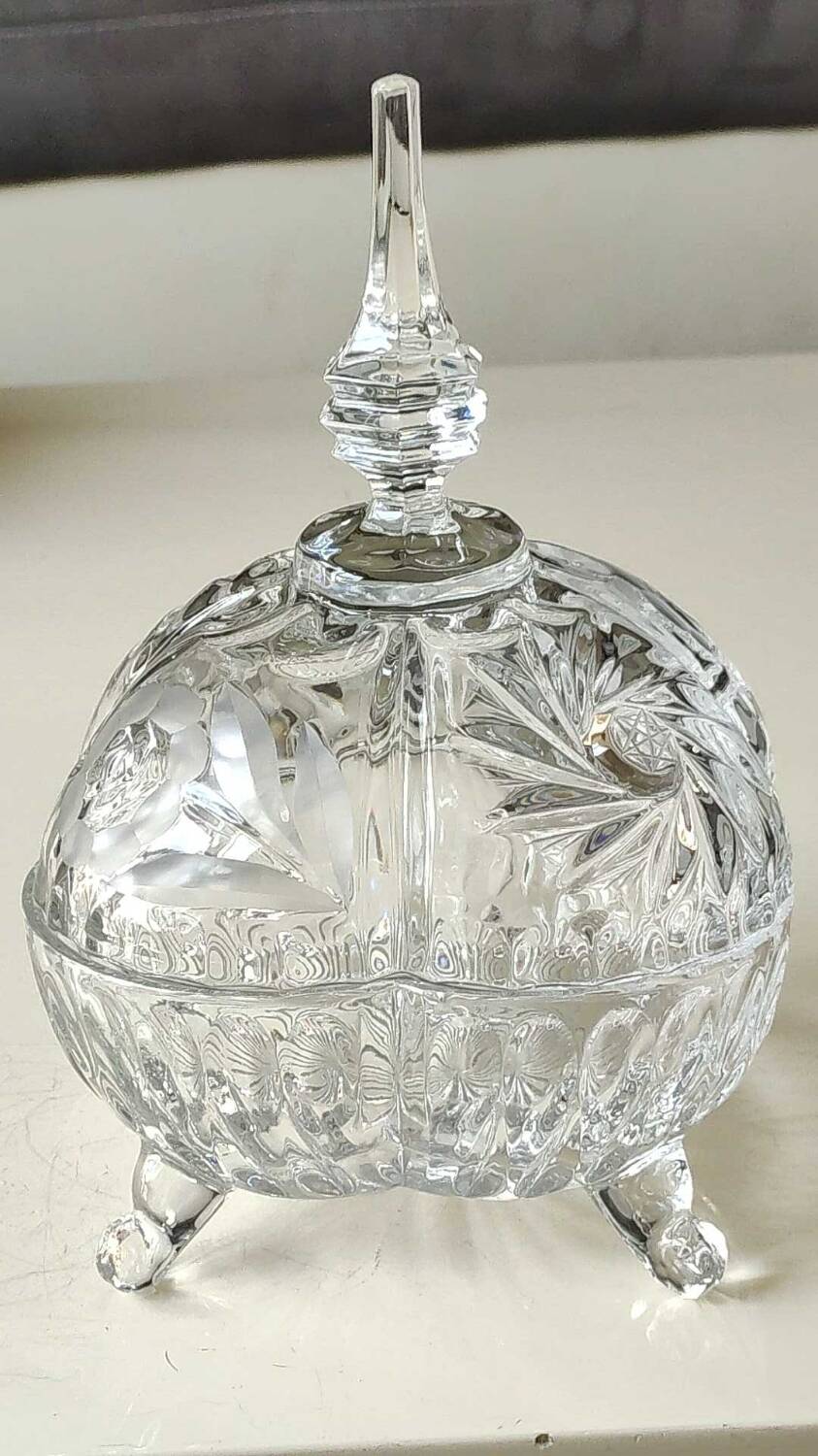 Large candy box in cut Bohemian crystal. Floral/Star motifs