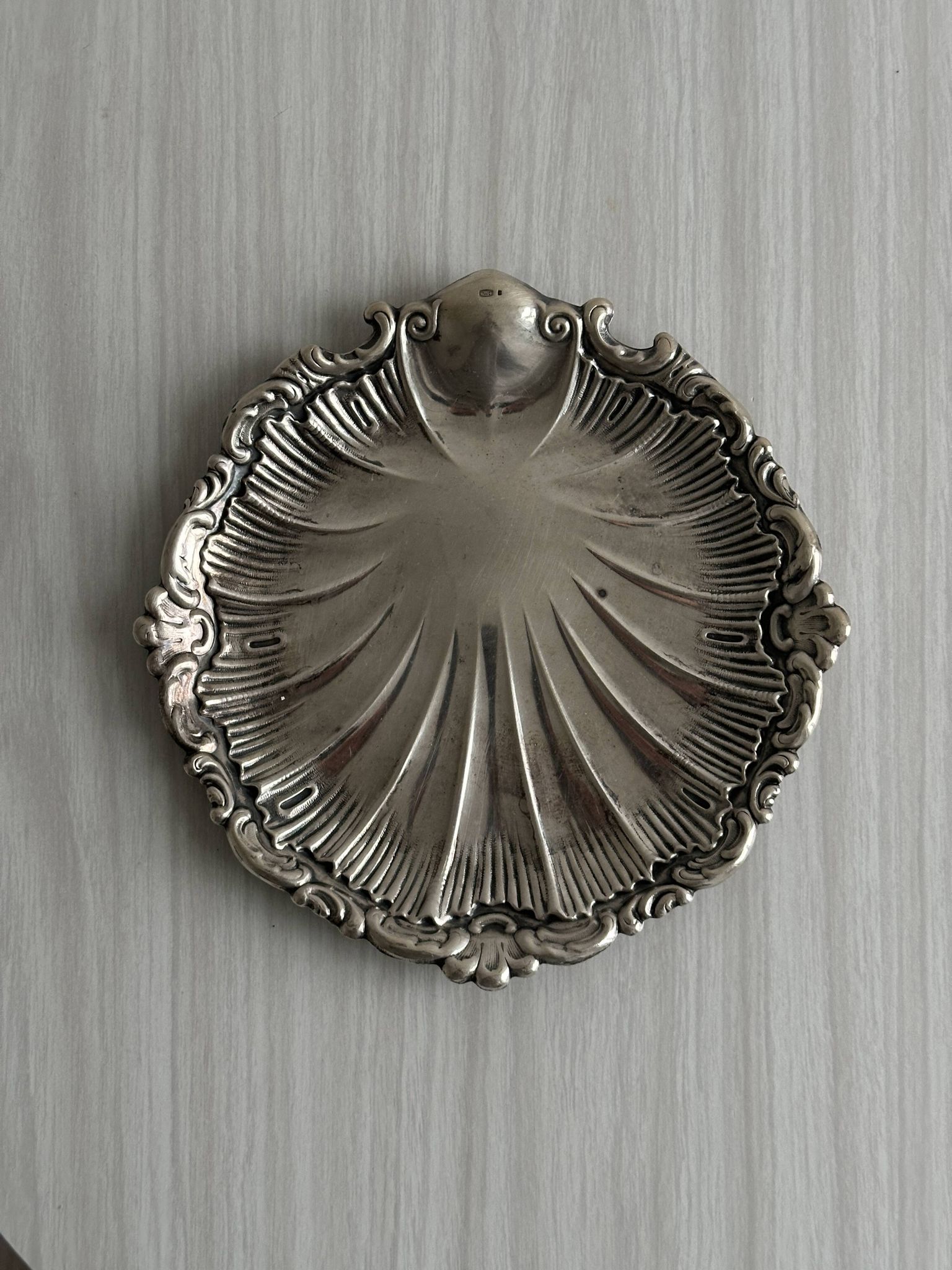 plat rond décor coquillage métal argenté