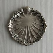plat rond décor coquillage métal argenté