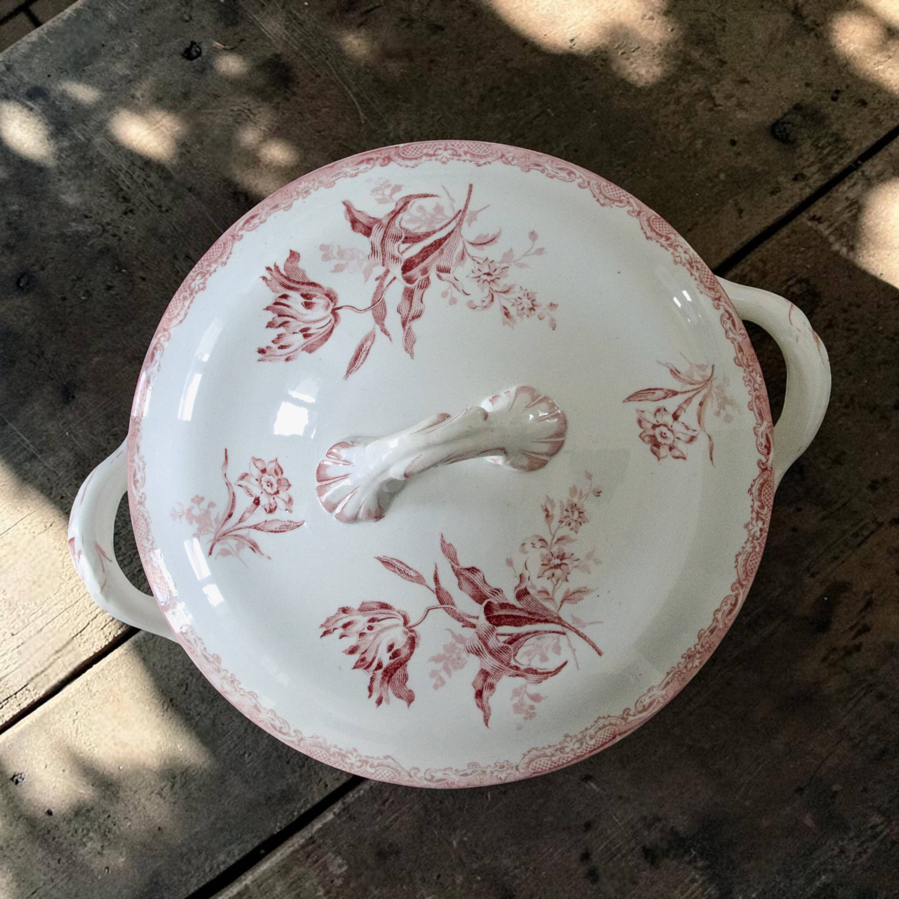 Large 19th-century ironstone soup tureen signed Sarreguemines Fontanges.