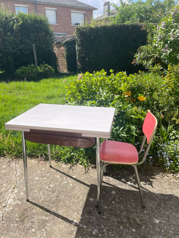 Table en Formica avec une chaise rouge Mid century