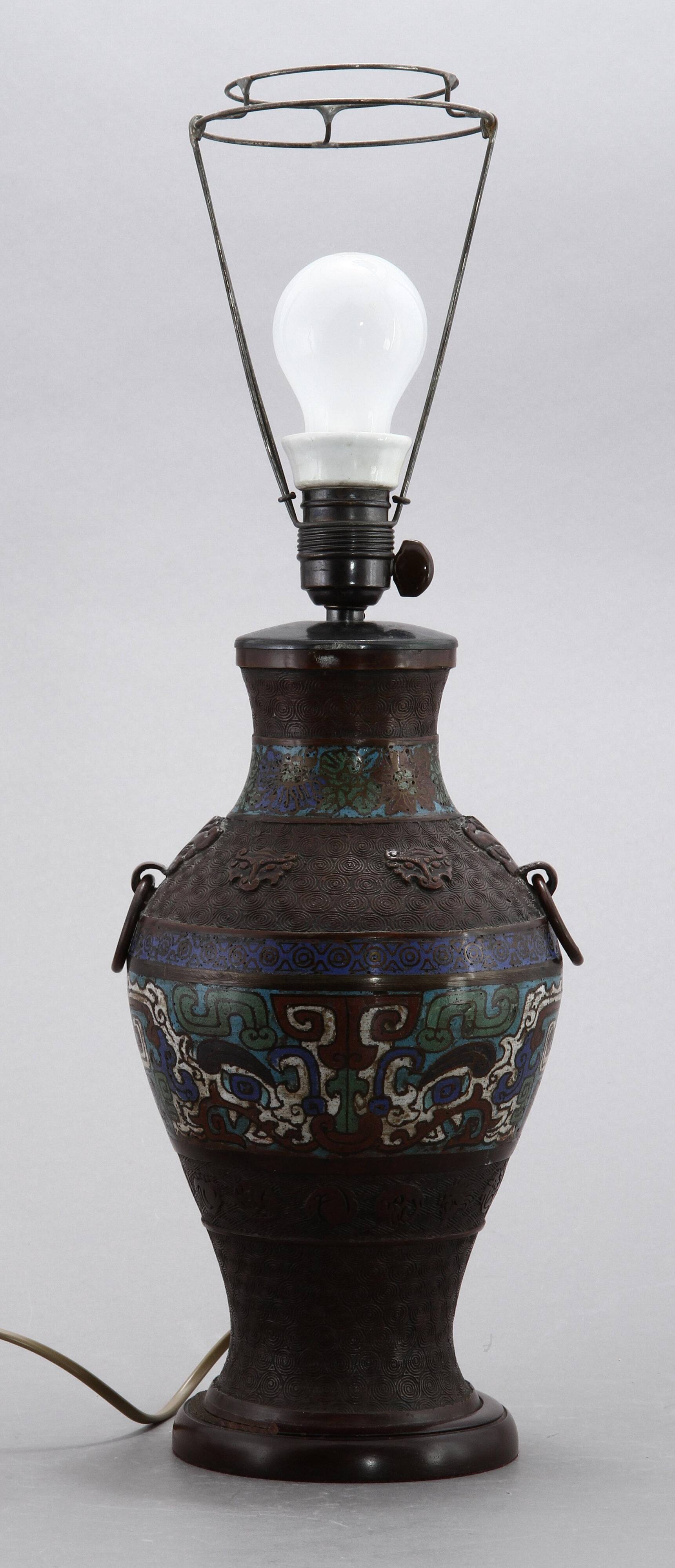 Partitioned table lamp in bronze, China 1880