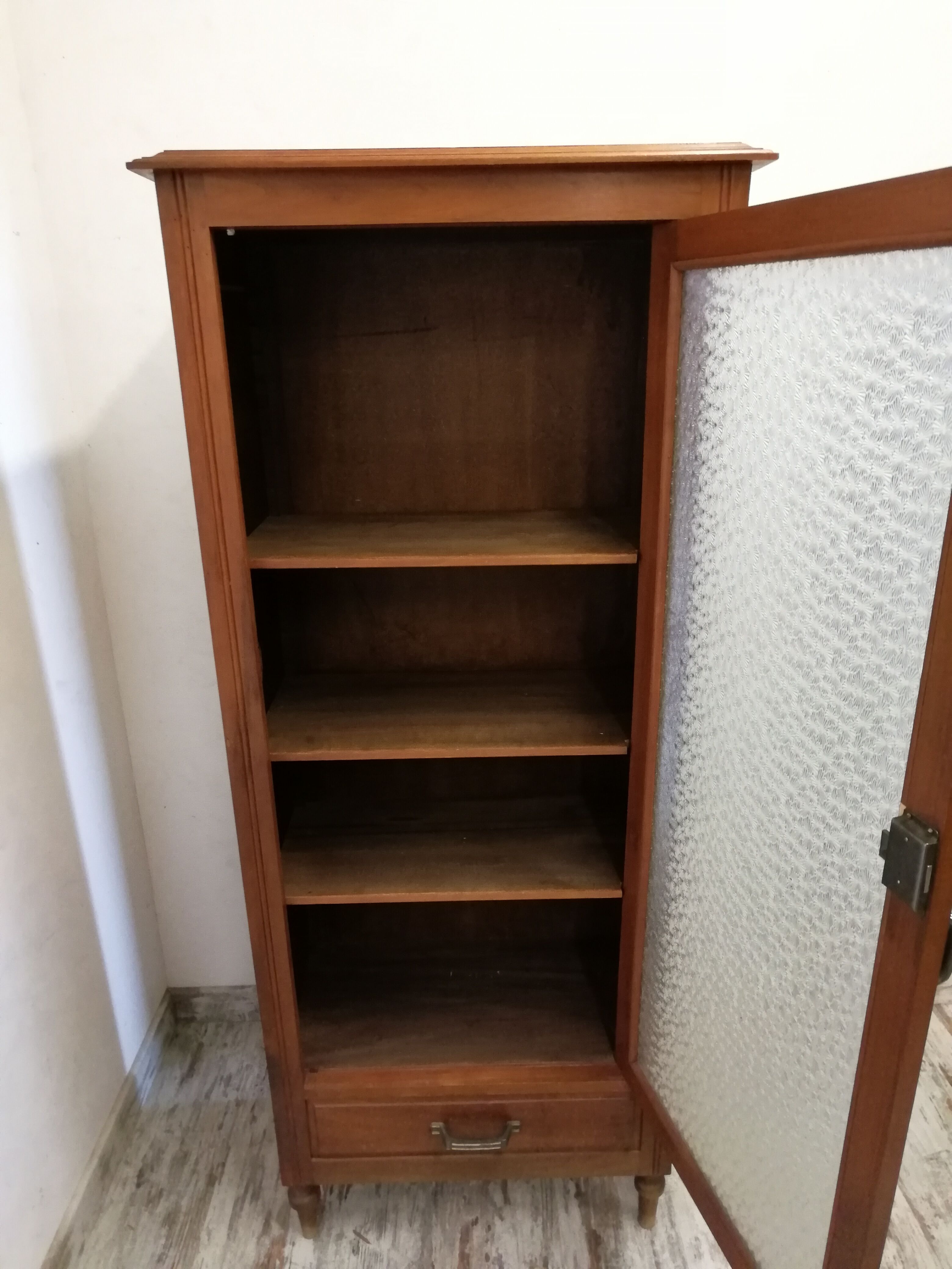 Showcase / glazed furniture